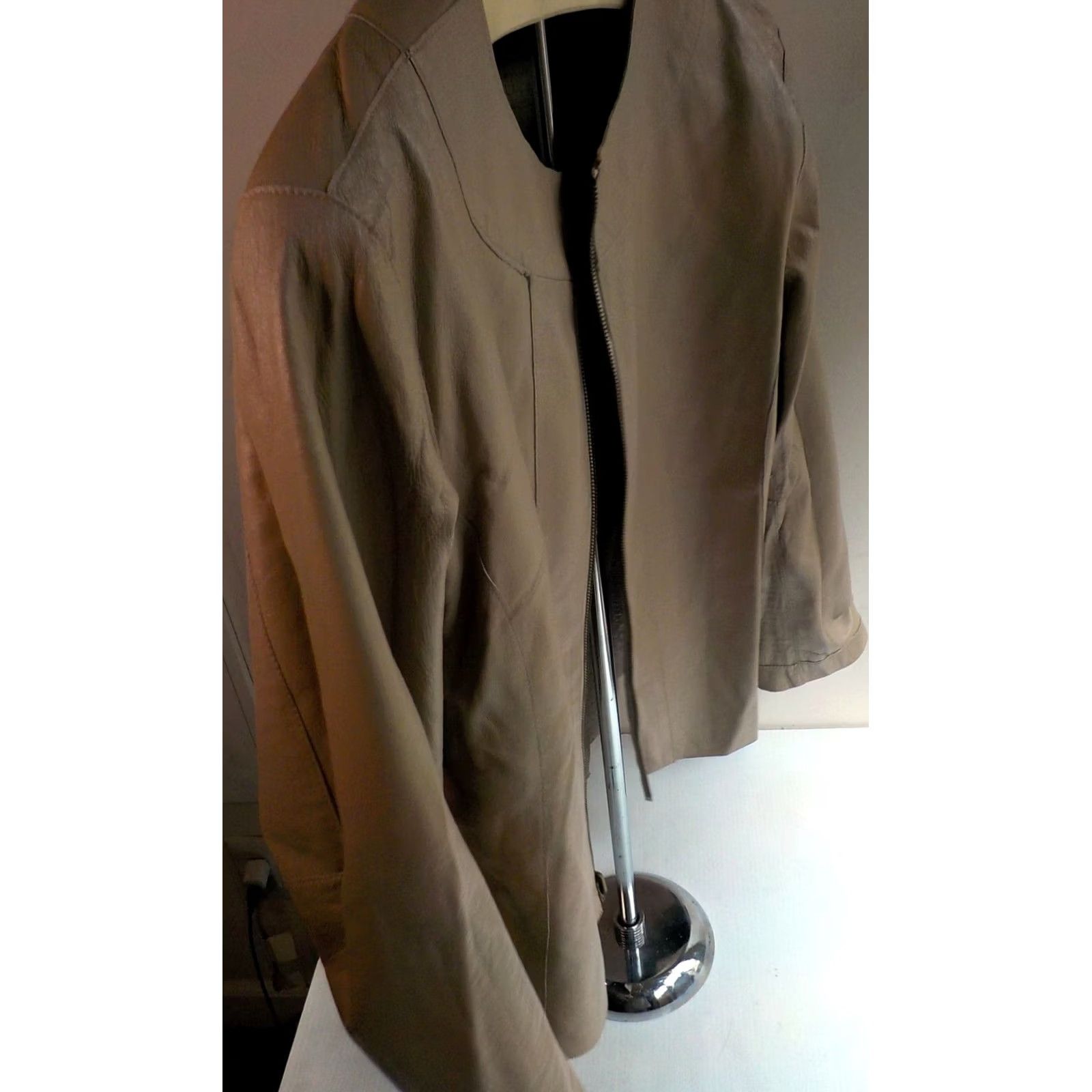 Vintage Chico's Full Zipper Reversible Leather Jacket-Solid/Animal Print Beige SZ 2 Jacket Womens Leather Reversible Beiges Size XS / US 0-2 / IT 36-38 - 7 Thumbnail