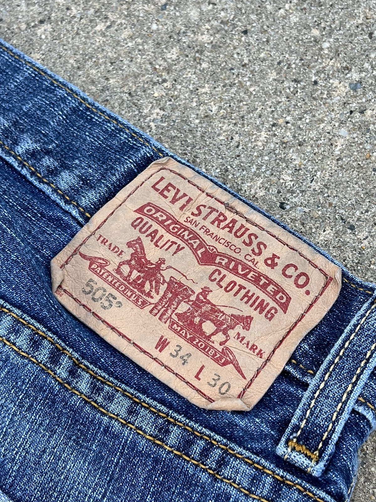 Levi's × Vintage Crazy Vintage 00’s Levi’s 505 Jeans Regular Fit Size US 34 / EU 50 - 10 Thumbnail