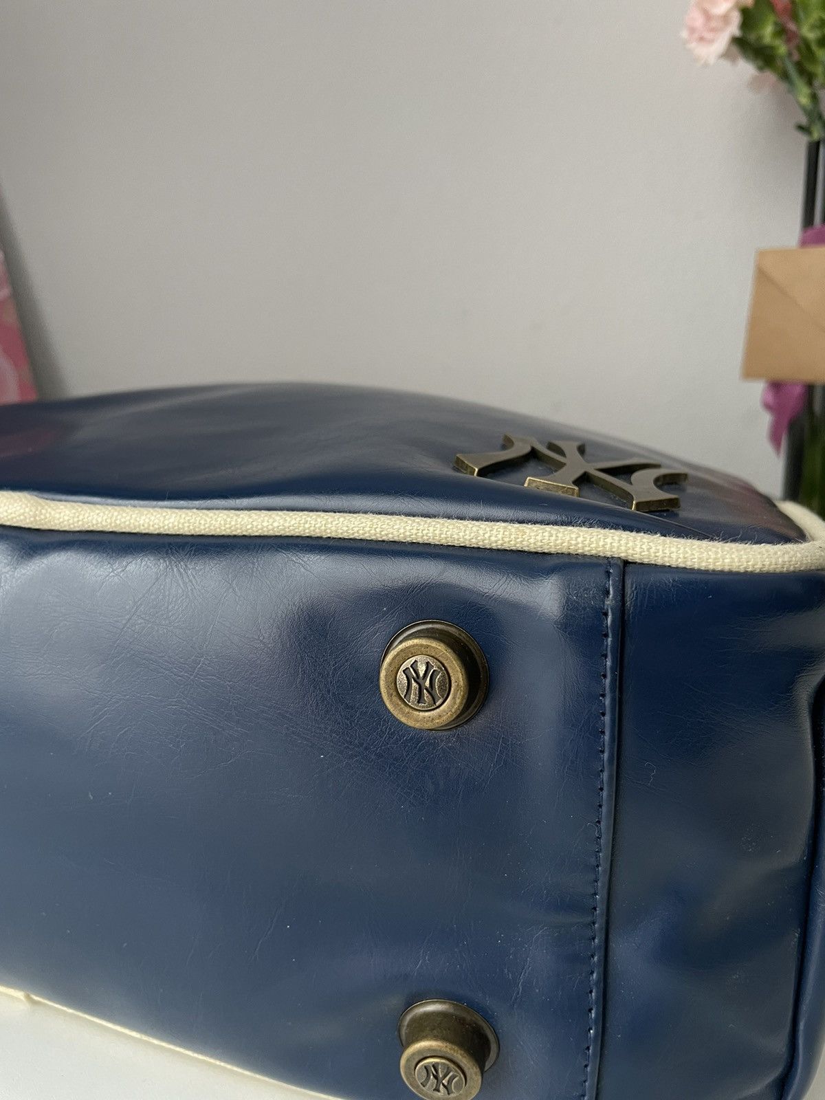 MLB × New York Yankees × Vintage MLB New York Yankees Vintage Leather Bag Y2K Metal Logo Rare Size ONE SIZE - 9 Thumbnail