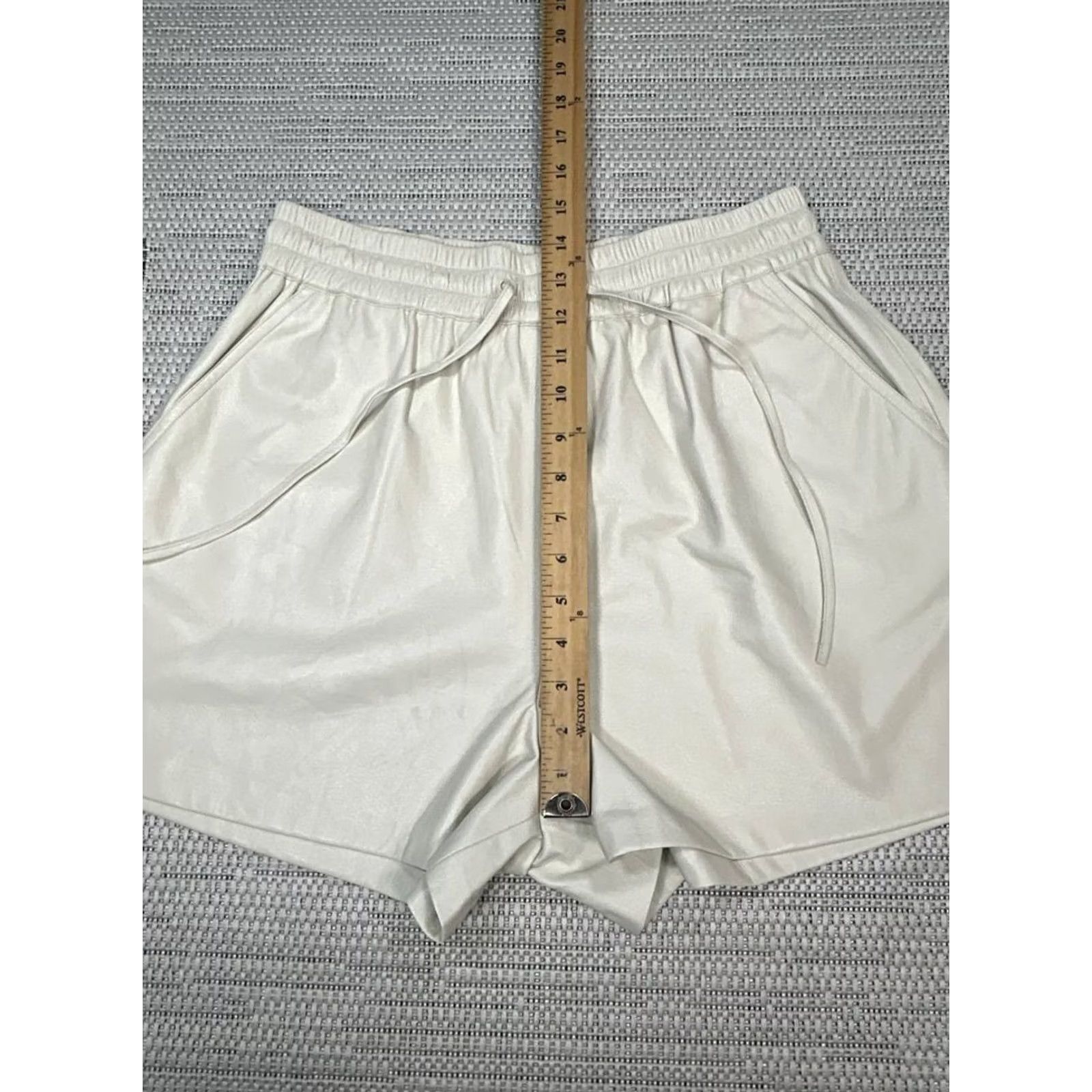 Good American Good American Shorts Womens 3 Beige Better Than Leather Fleece Lined Drawstring Size 26" / US 2 / IT 38 - 7 Thumbnail