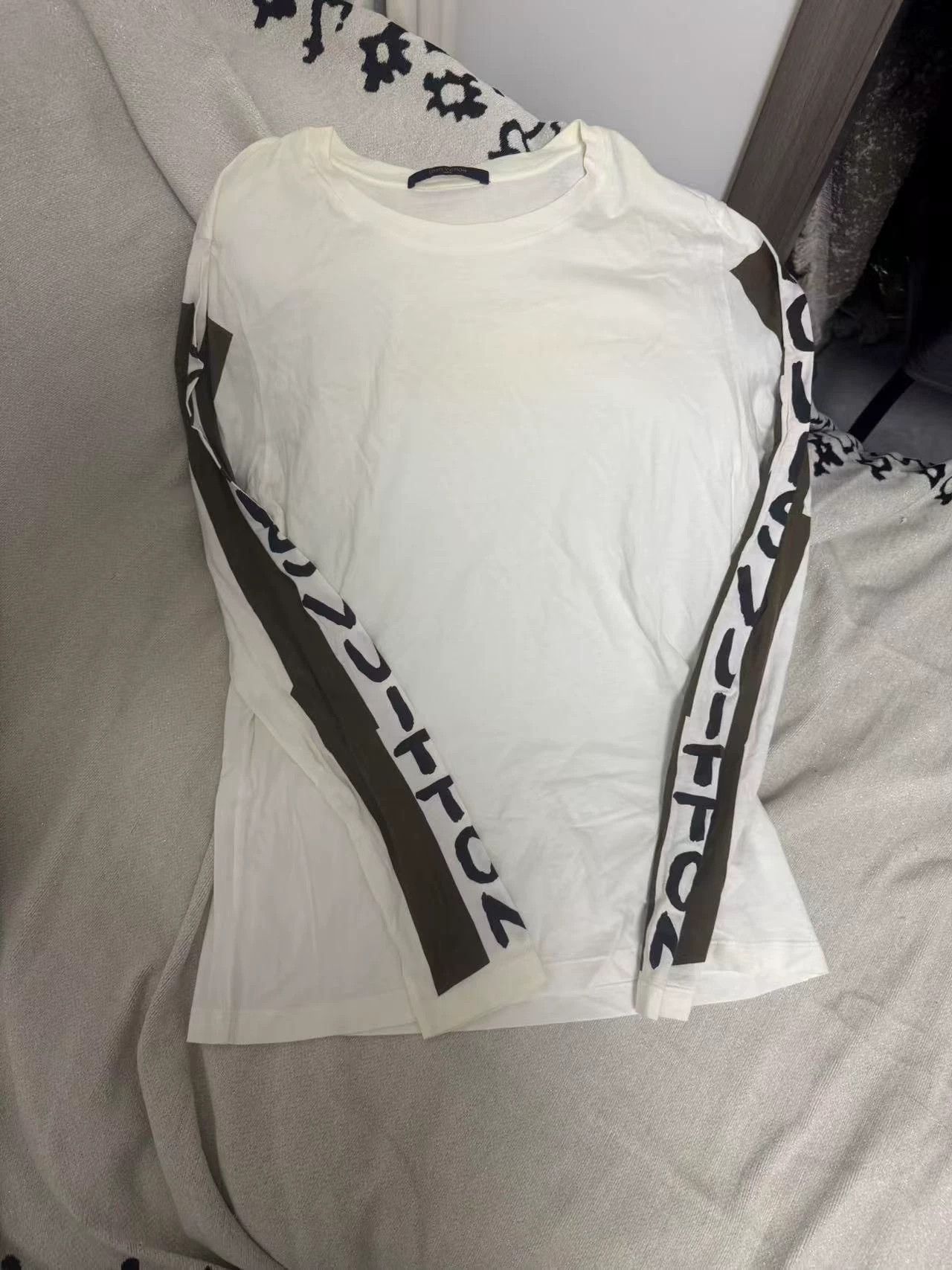 Louis Vuitton LV Long Sleeve Size L / US 10 / IT 46 - 1 Thumbnail