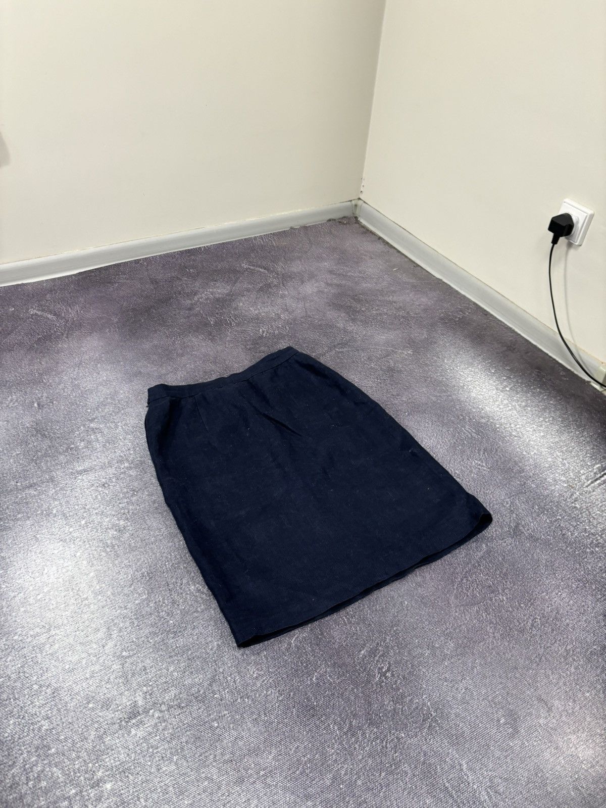 Valentino Vintage Valentino Women’s 90s Classic Luxury Midi Skirt Size 30" / US 8 / IT 44 - 14 Thumbnail