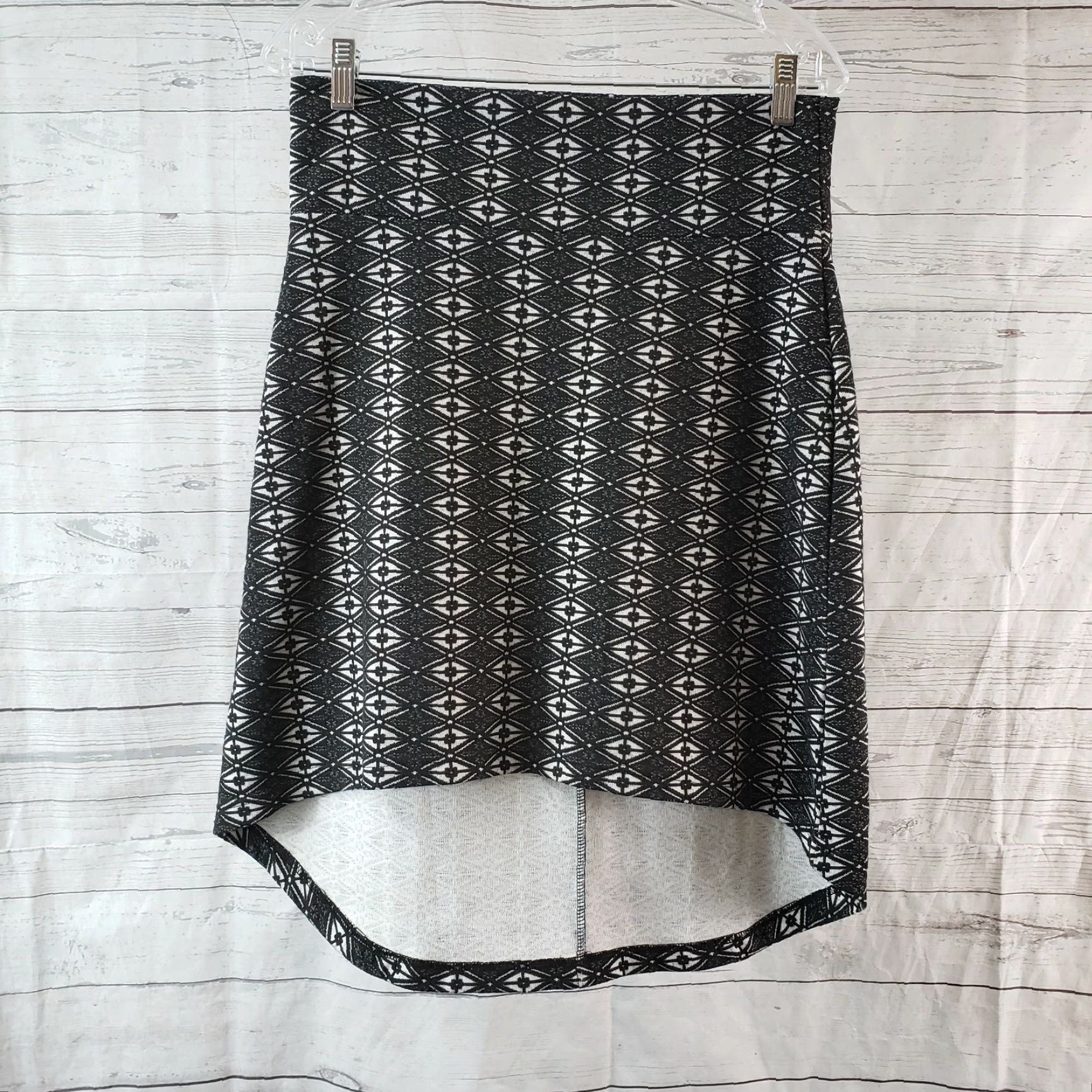 KAVU Kavu Skirt S Black White Geometric Pull On Casual Women Subcategory: Skirt Regular Size Small Pattern: Geometric 26" Length 15.5" Waist Size 28" / US 6 / IT 42 - 2 Thumbnail
