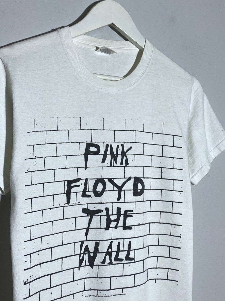 Pink Floyd Vintage 2000s Pink Floyd The Wall Graphic Band T-shirt Size US S / EU 44-46 / 1 - 4 Thumbnail
