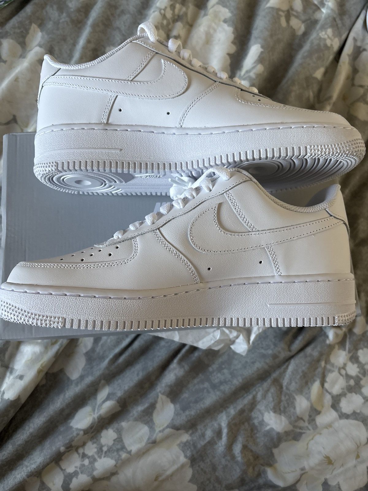 Nike Size 10 W air force 1. Size US 8.5 / EU 41-42 - 4 Thumbnail