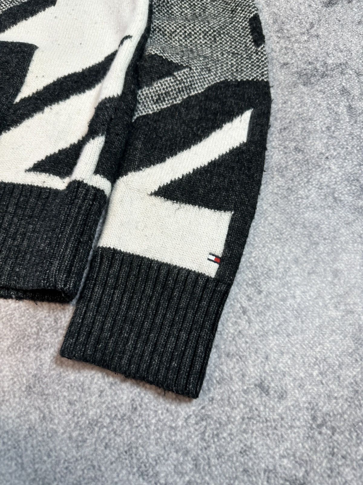 Tommy Hilfiger Y2K Tommy Hilfiger Logo Sweater Avant Garde Style Rare L USA Size US L / EU 52-54 / 3 - 4 Thumbnail