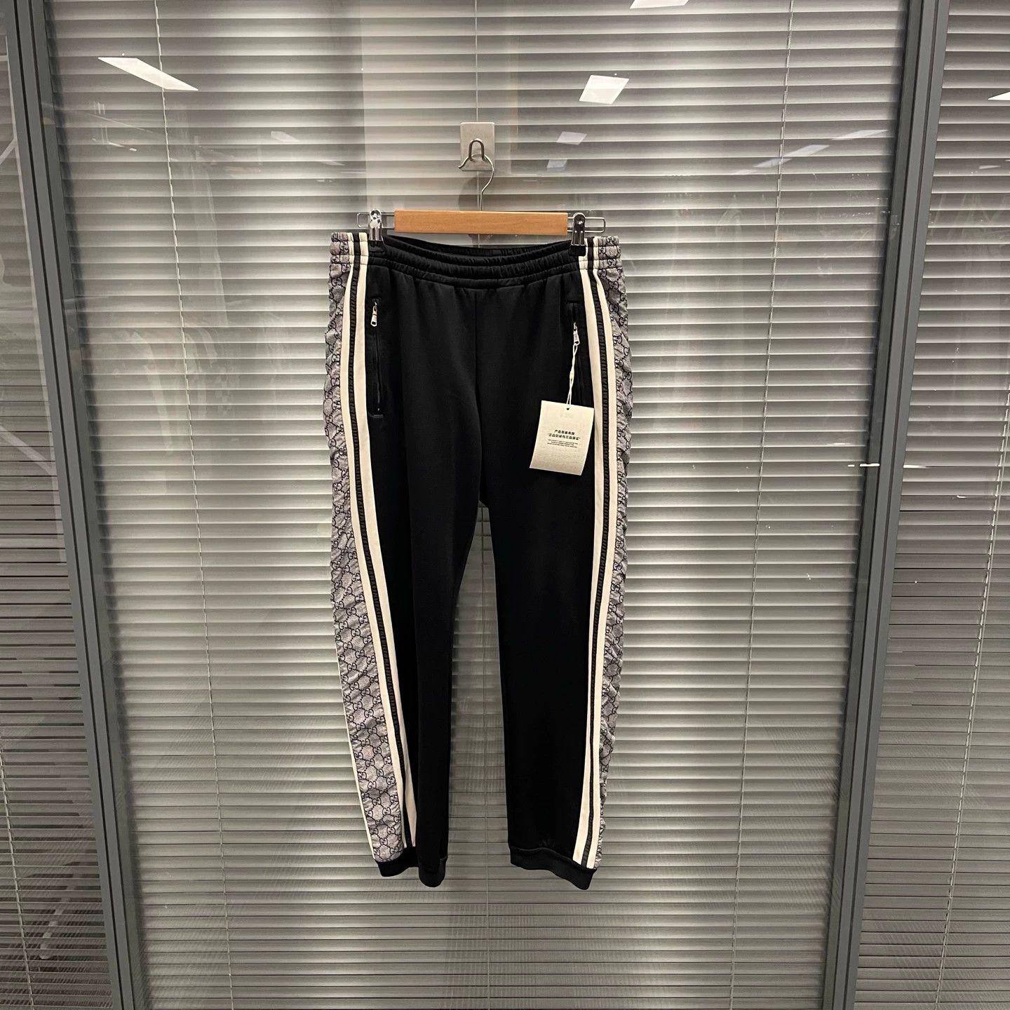 Gucci Gucci black side snake print logo stripe sweatpants XS Size US 26 / EU 42 - 1 Thumbnail