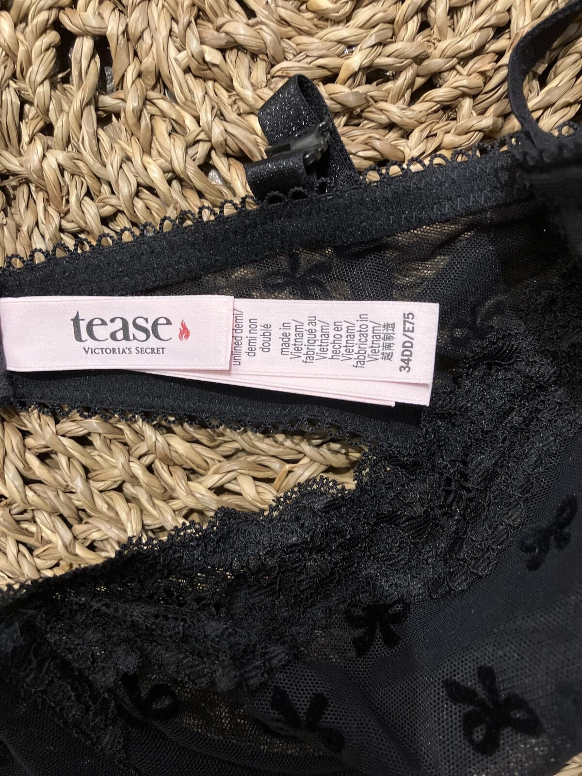 Other NWOT Victoria's Secret Tease Black Lace Underwire Bra 34DD Size ONE SIZE - 3 Thumbnail