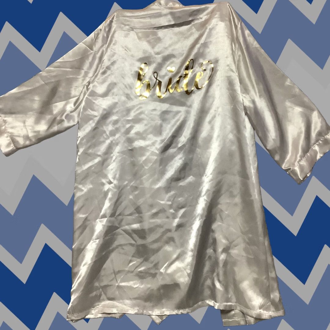 Vintage Bride Gold Lettering White Satin Robe Womens S/M NO TIE Kimono Wedding Satin Robe Womens S/M White Girls? Size ONE SIZE - 1 Thumbnail