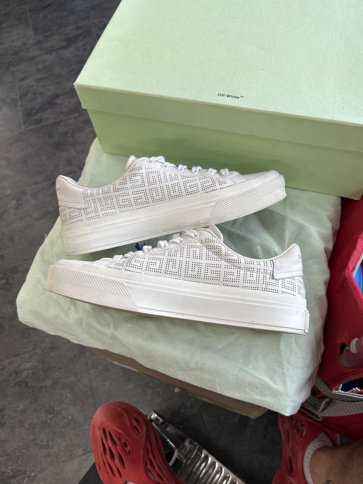 Givenchy Givency low top white Size US 9 / IT 39 - 2 Thumbnail