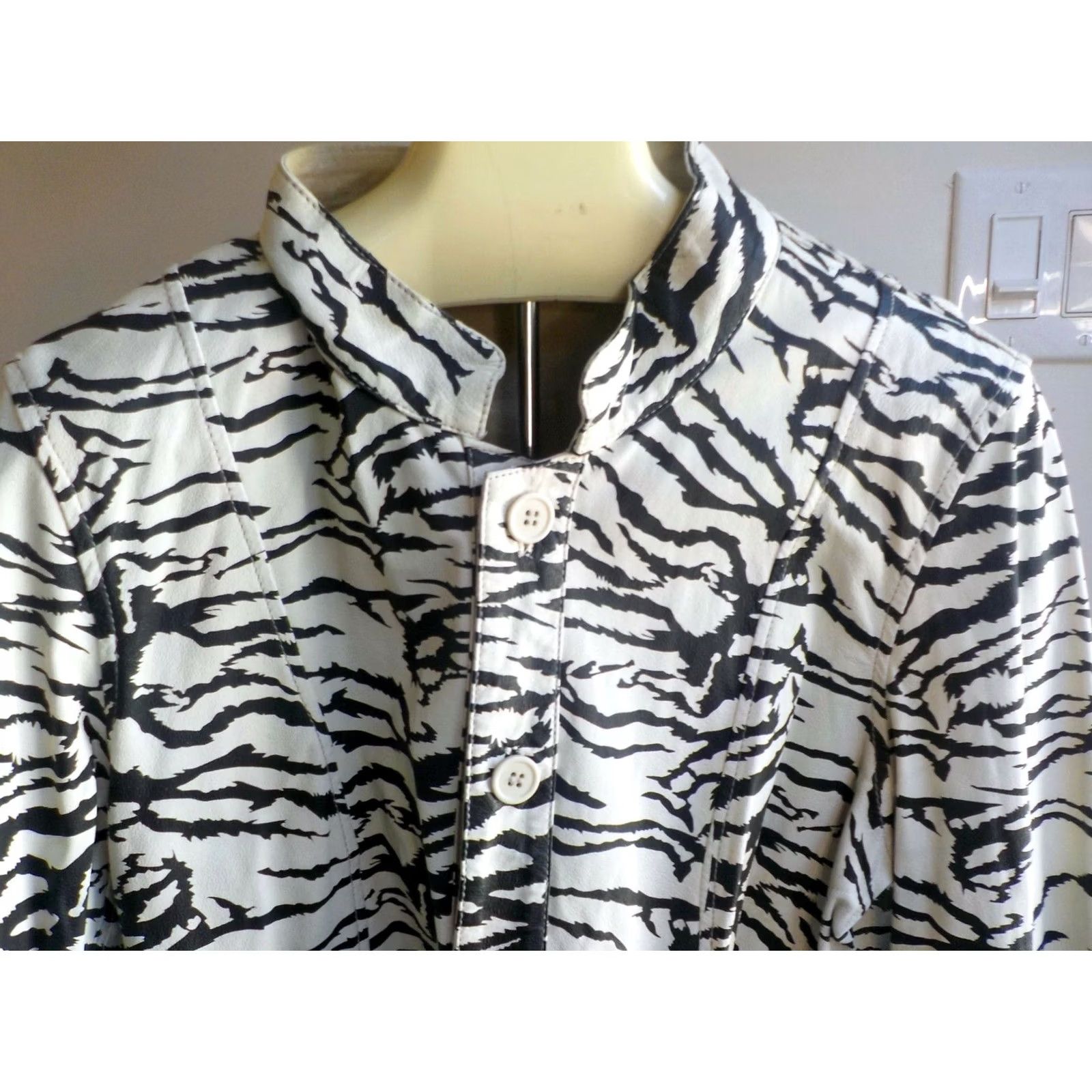 Neiman Marcus VINTAGE Neiman Marcus Exclusive Reversible Suede/Zebra Print Short Jacket SZ 14 Beige/Black Womens Jacket Beige/Black Zebra 90s Size 36" / US 14 / IT 50 - 2 Thumbnail