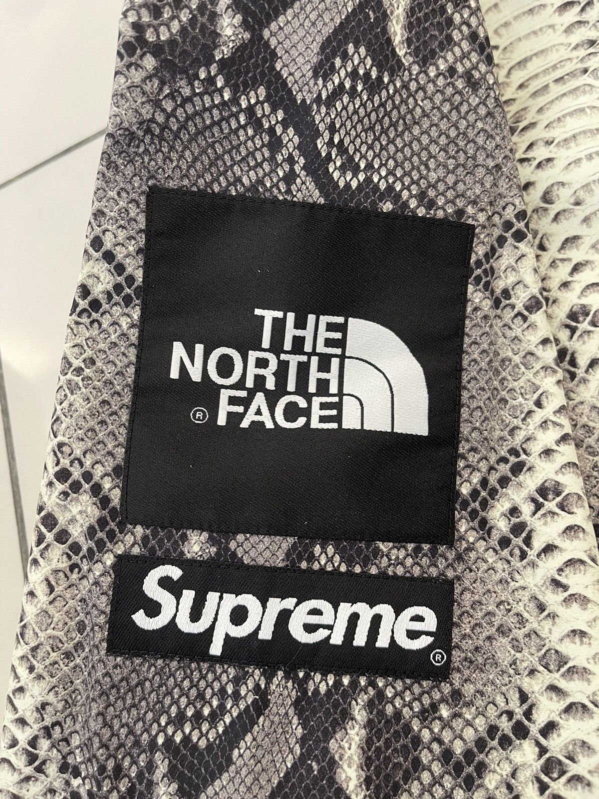 Supreme × The North Face Supreme X The North Face Snakeskin Coaches Jacket SS18 Size US L / EU 52-54 / 3 - 3 Thumbnail