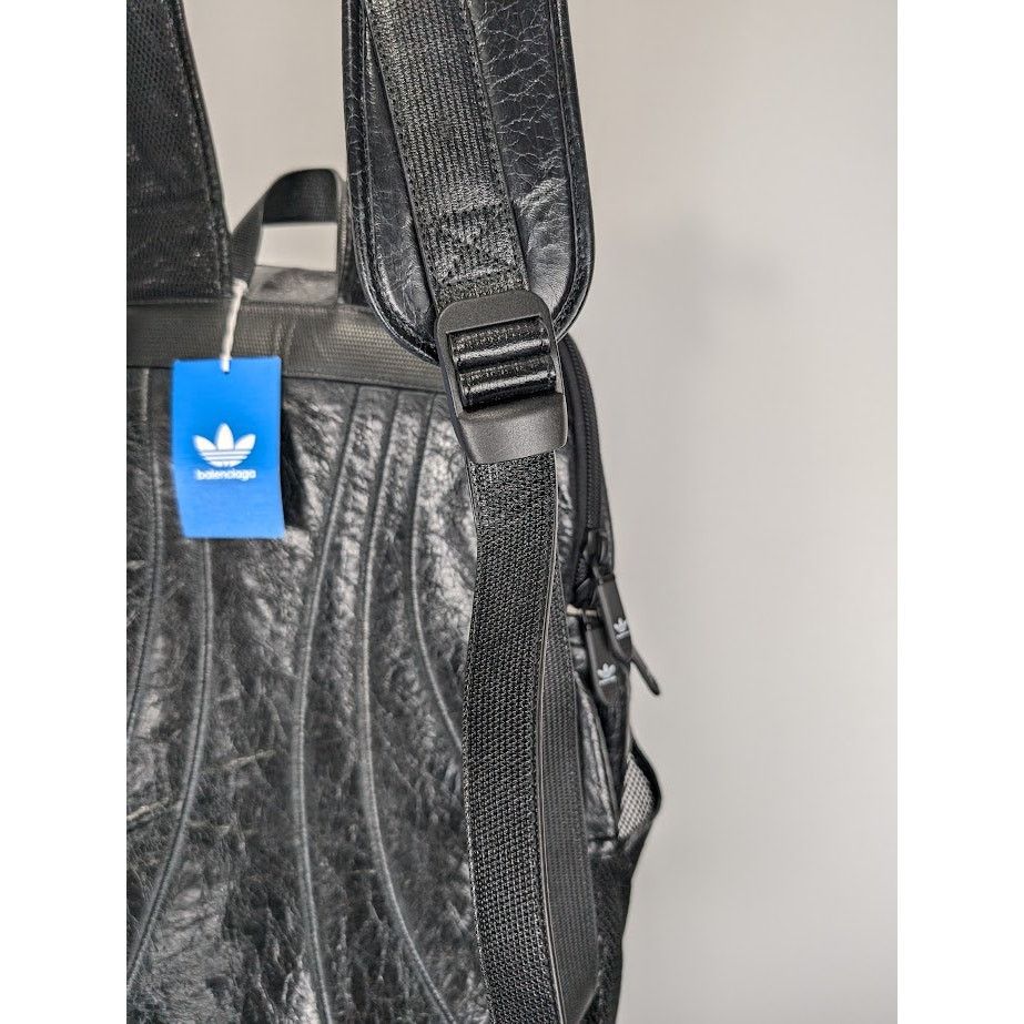 Adidas × Balenciaga o1rshd1 Q:2 /Size:L /Aged Arena Lamb Tonal Backpack in Black Size ONE SIZE - 20 Thumbnail