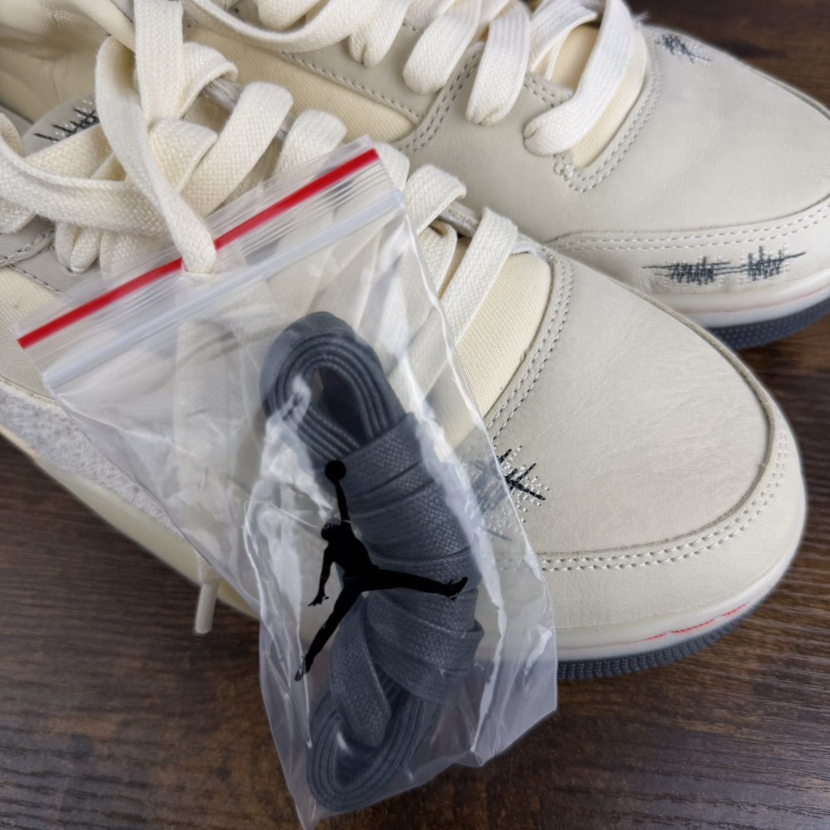 Jordan Brand × Who Decides War Jordan Flight Court Who Decides War Coconut Milk HQ2958-100 Size US 14 / EU 47 - 3 Thumbnail