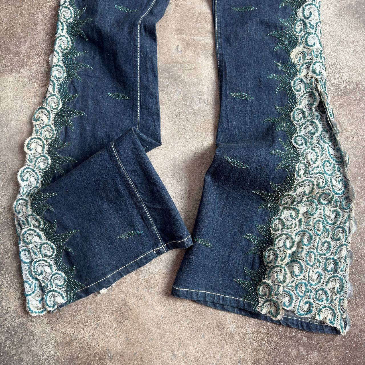 If Six Was Nine × Japanese Brand × Le Grande Bleu (L.G.B.) Cozy Jeans Vintage Y2K Low Rise Mega Flared Jeans Size 28" / US 6 / IT 42 - 5 Thumbnail