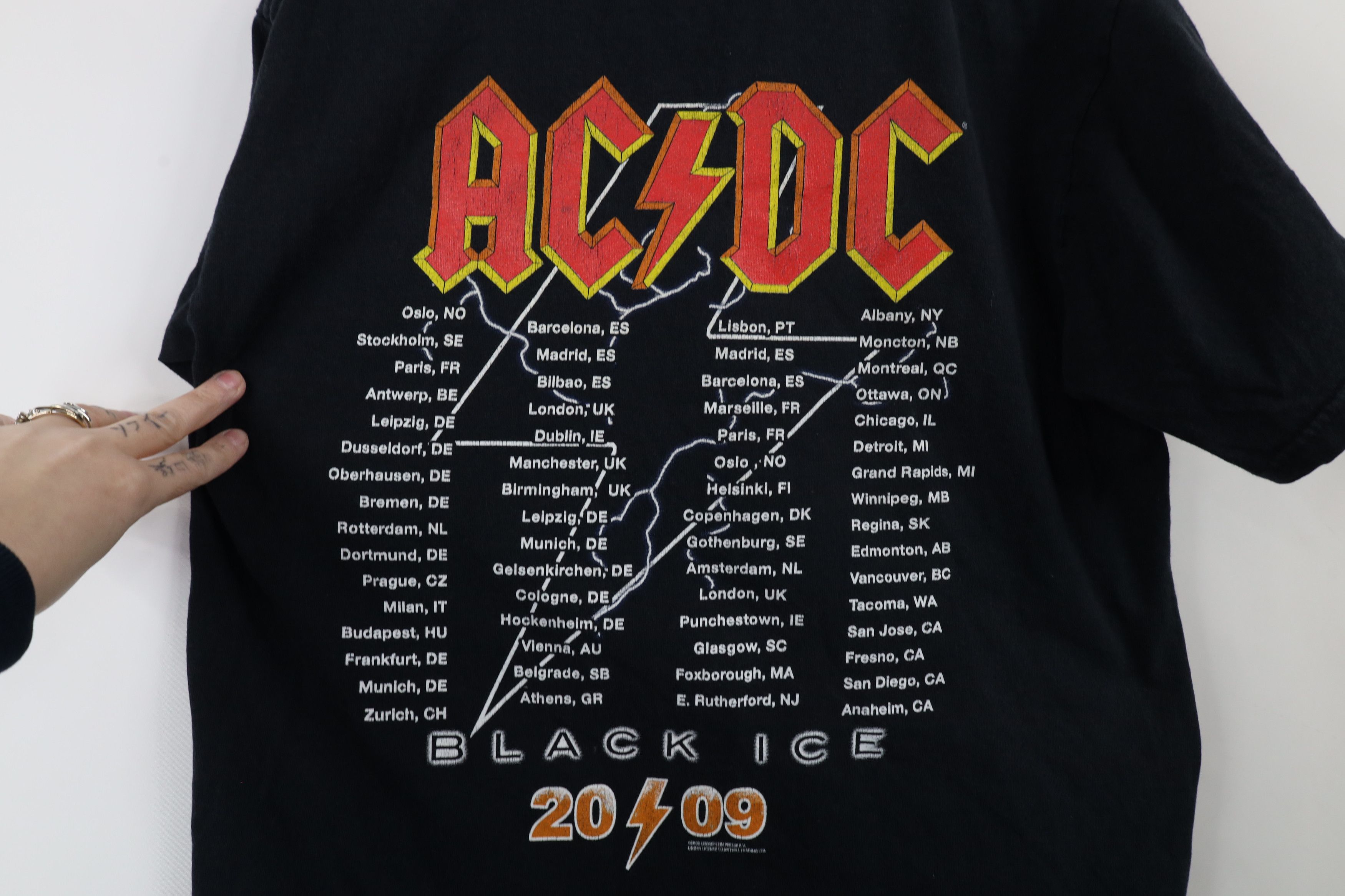 Vintage Vintage Y2K Black Ice World Tour ACDC Band T-Shirt Black Size US M / EU 48-50 / 2 - 9 Thumbnail