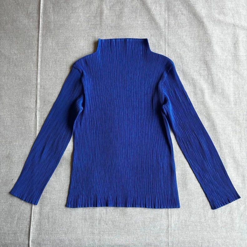 Issey Miyake Navy blue semi-turtleneck top
