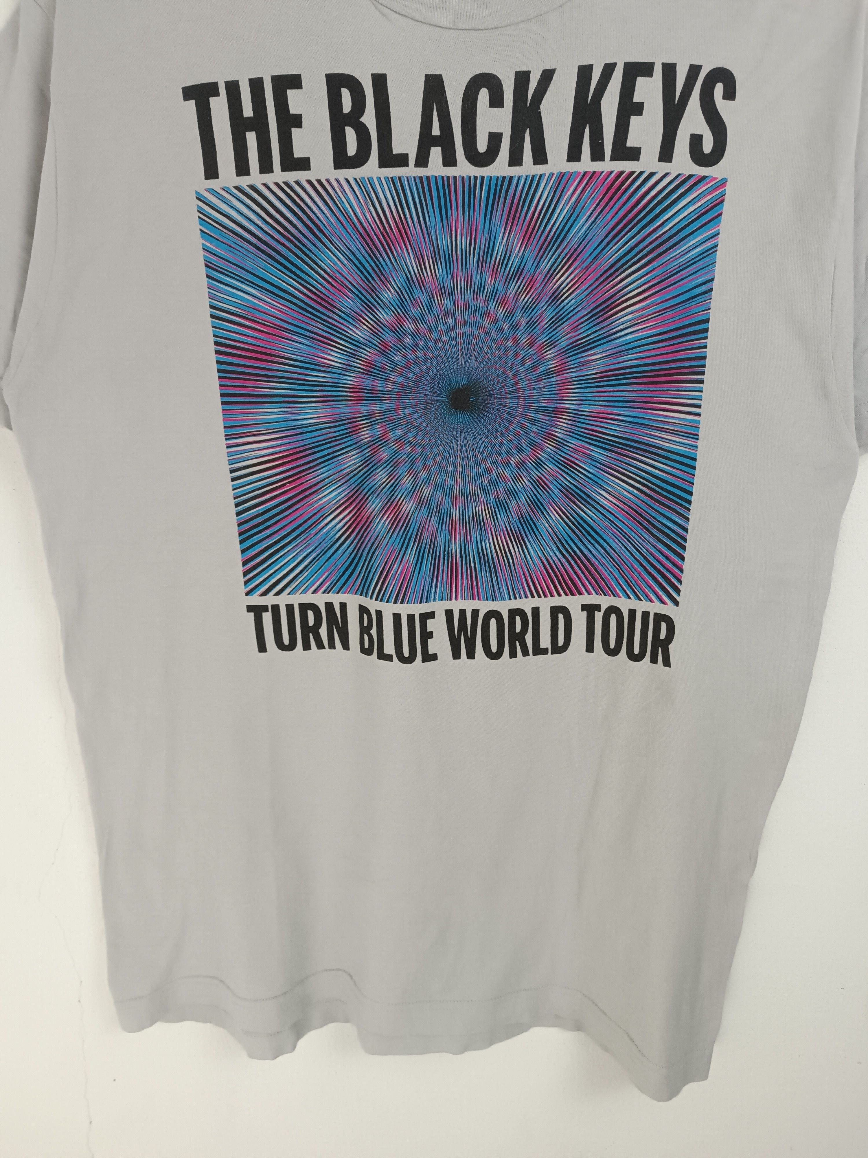 Band Tees VINTAGE '14 THE BLACK KEYS TURN BLUE TOUR white stripes rza Size US L / EU 52-54 / 3 - 7 Thumbnail
