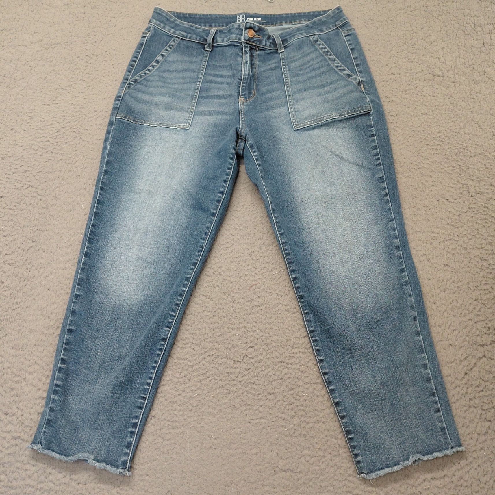 Vintage Nobo Jeans Women’s Size 17 Blue Denim Mid Rise Capri Cut Light Wash Raw Hem Nice Size 38" / US 16 / IT 52 - 2 Thumbnail