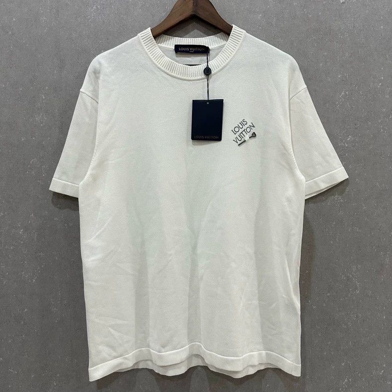 Louis Vuitton LOUIS VUITTON Embroidered logo pin on chest short sleeves Size US M / EU 48-50 / 2 - 1 Thumbnail