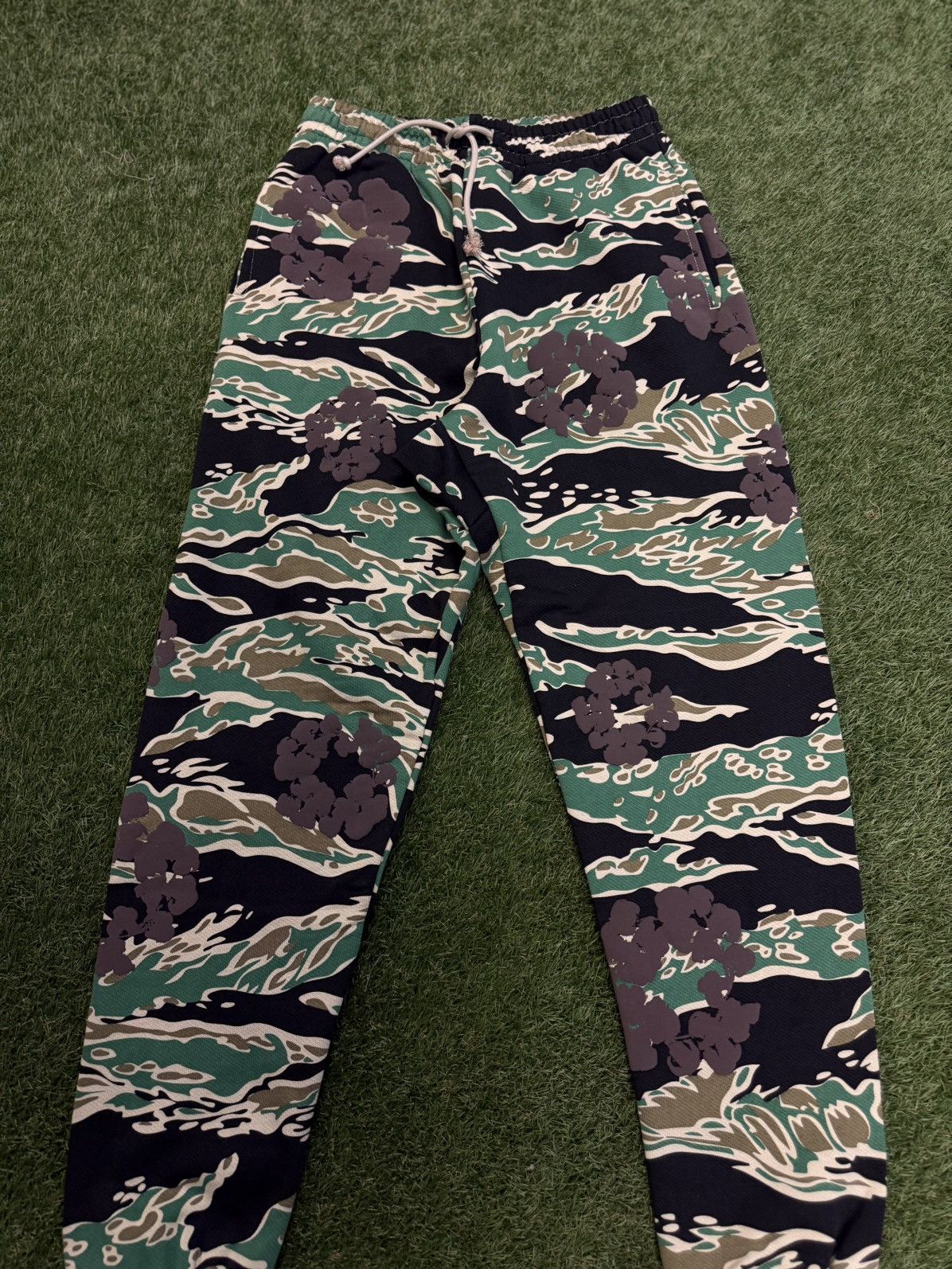 DENIM TEARS Denim Tears Cotton Wreath Sweatpants Camo Size Medium (NEW) Size US 31 - 3 Thumbnail