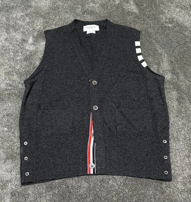 Thom Browne Thom BrowneDark gray cashmere knitted sweater vest 2503-Ne Size US XXL / EU 58 / 5 - 1 Thumbnail