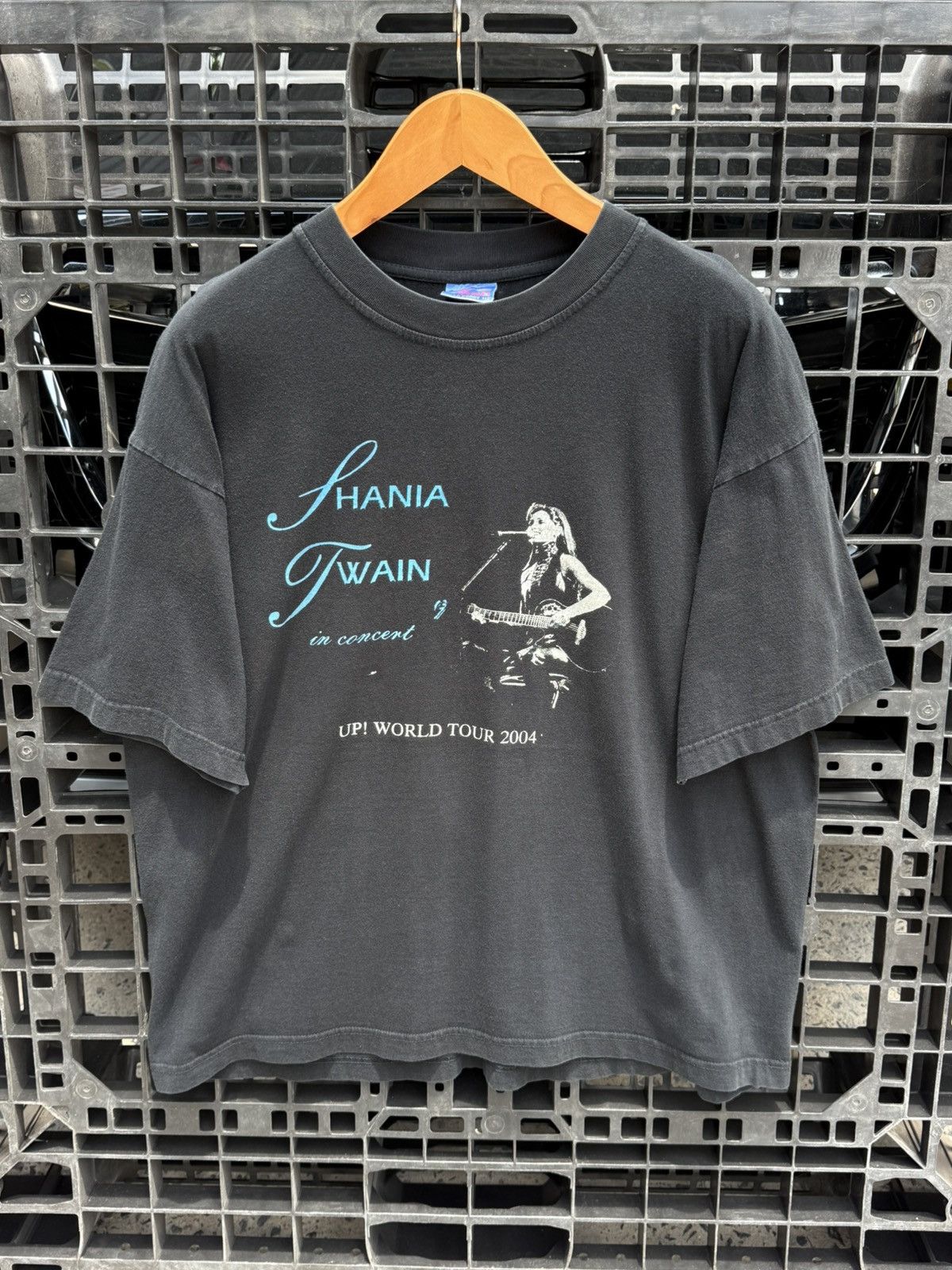 Vintage 💥Vintage Shania twain up! World tour 2004 T-shirt Size US L / EU 52-54 / 3 - 1 Thumbnail