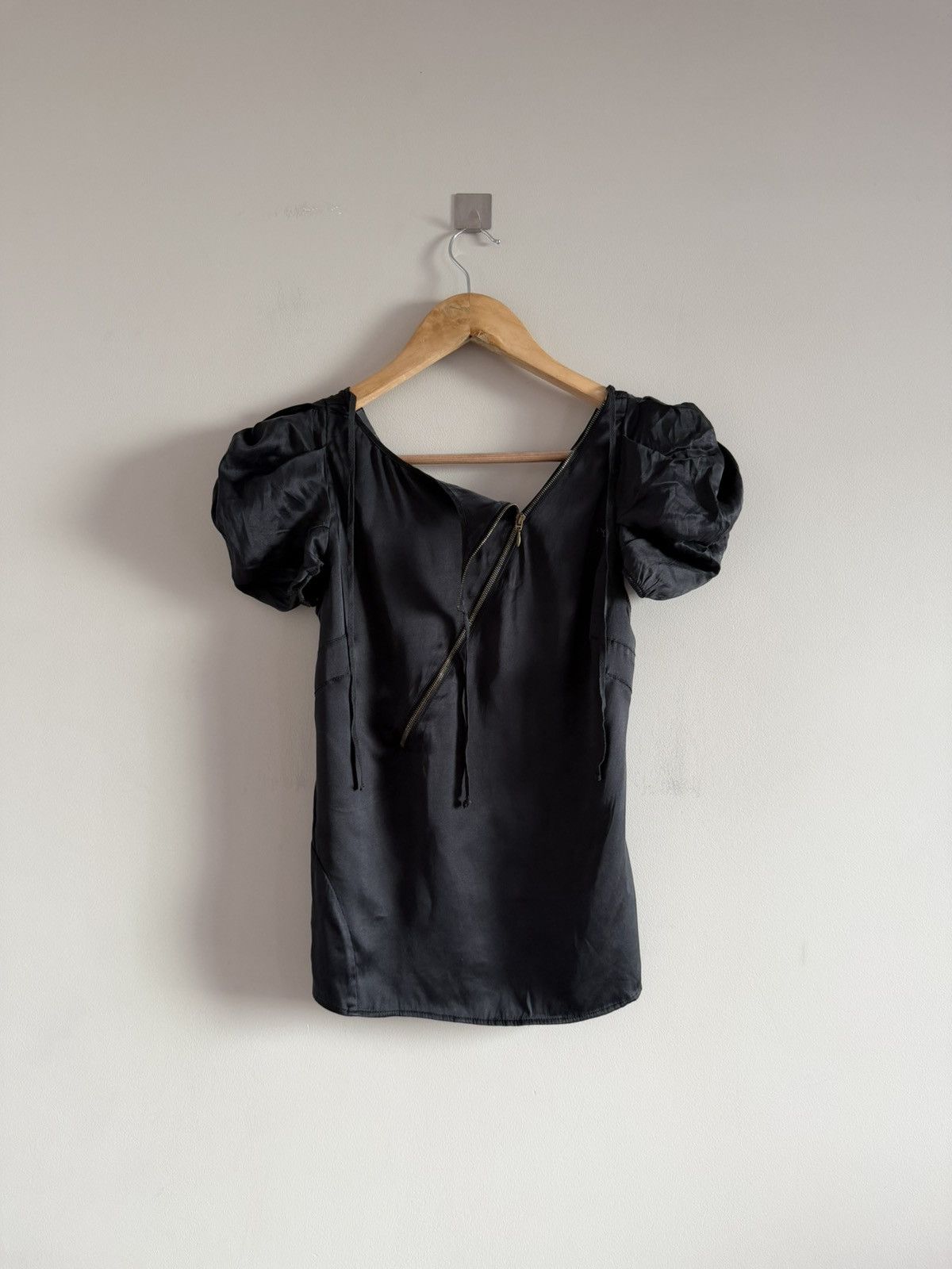 Alexander McQueen Alexander McQueen Silk Top Black Puff Sleeve Asymmetric Size M / US 6-8 / IT 42-44 - 1 Thumbnail