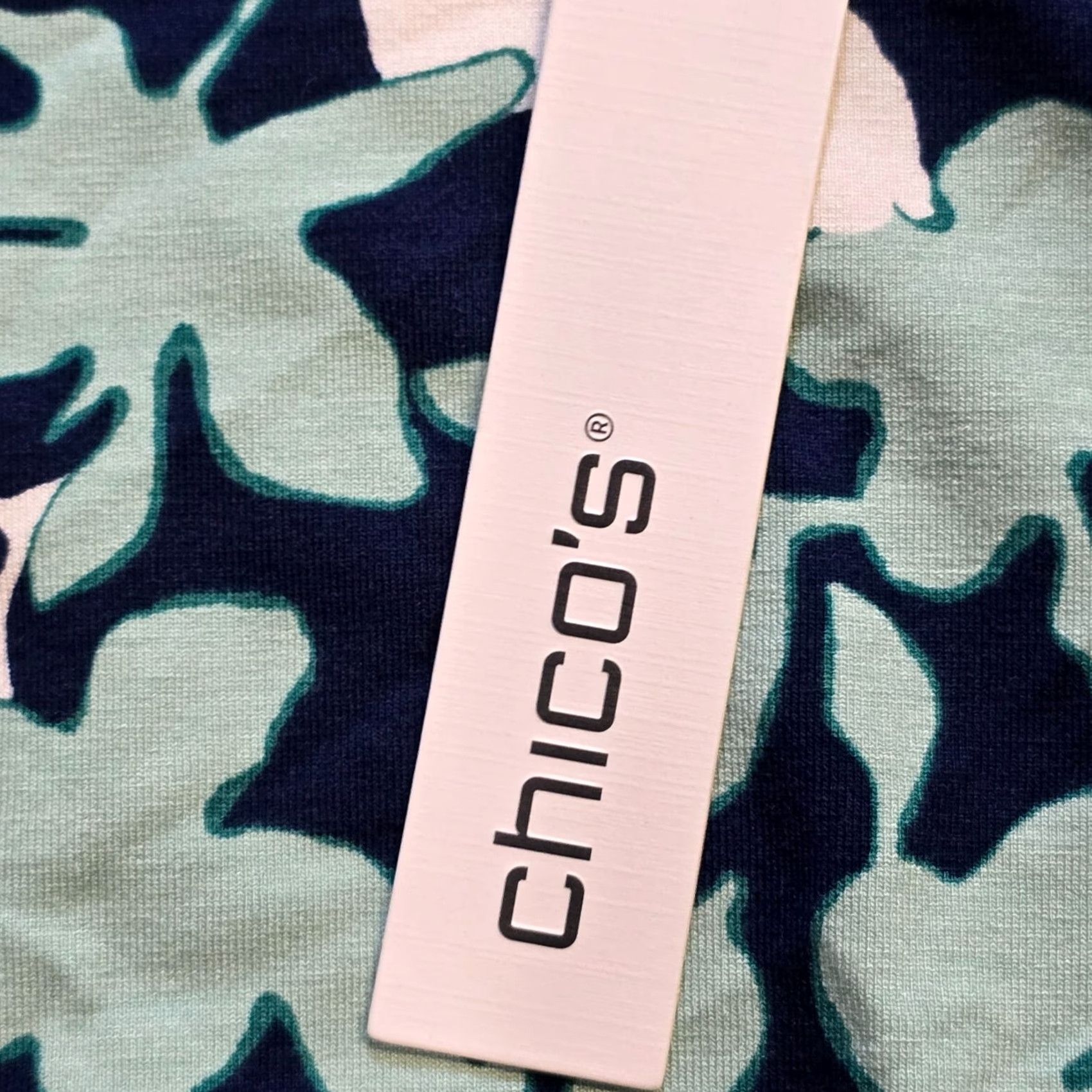 Vintage Chico's Top Blouse Womens Small Blue Floral Short Sleeve Boat Neck Casual Shirt Pullover Stretch Jersey Rayon Spandex Size S / US 4 / IT 40 - 4 Thumbnail