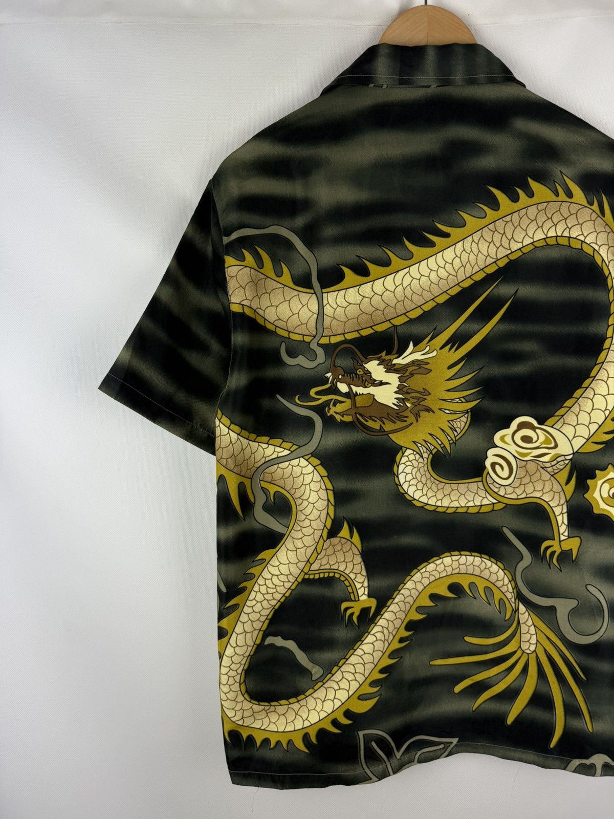 Japanese Brand Vintage Dragon Overprinted S/S Crazy Button Up Shirt Size US S / EU 44-46 / 1 - 15 Thumbnail