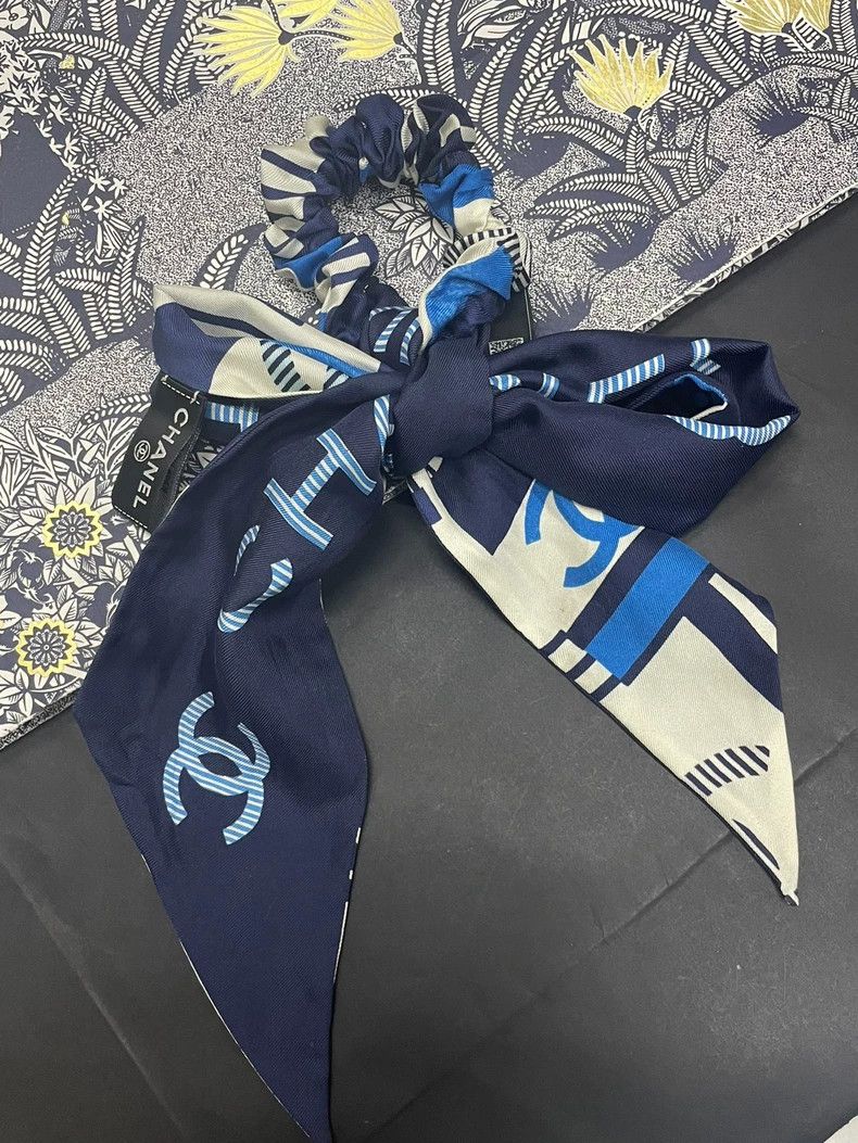 Chanel chanel Blue printed silk scarf hair hoop Size ONE SIZE - 1 Thumbnail