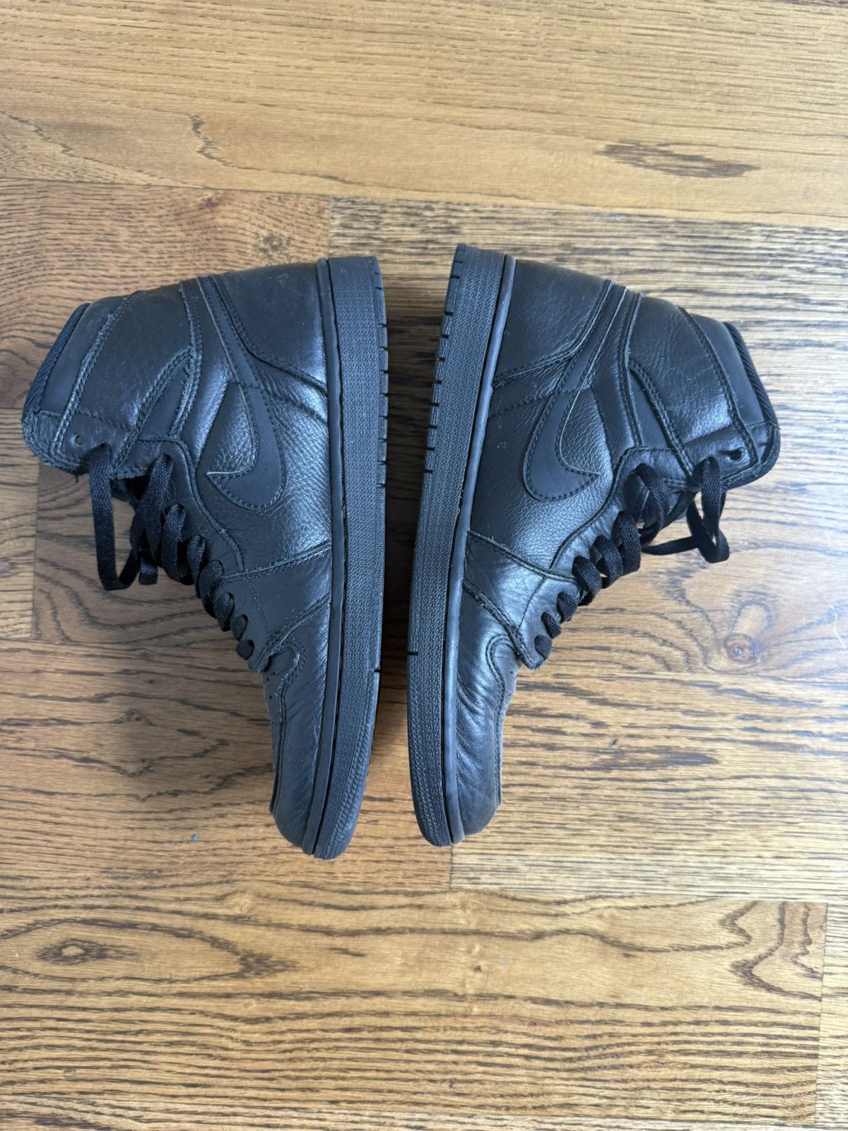 Nike 2017 Air Jordan 1 Retro High OG 'Triple Black' Used Size US 9 / EU 42 - 2 Thumbnail
