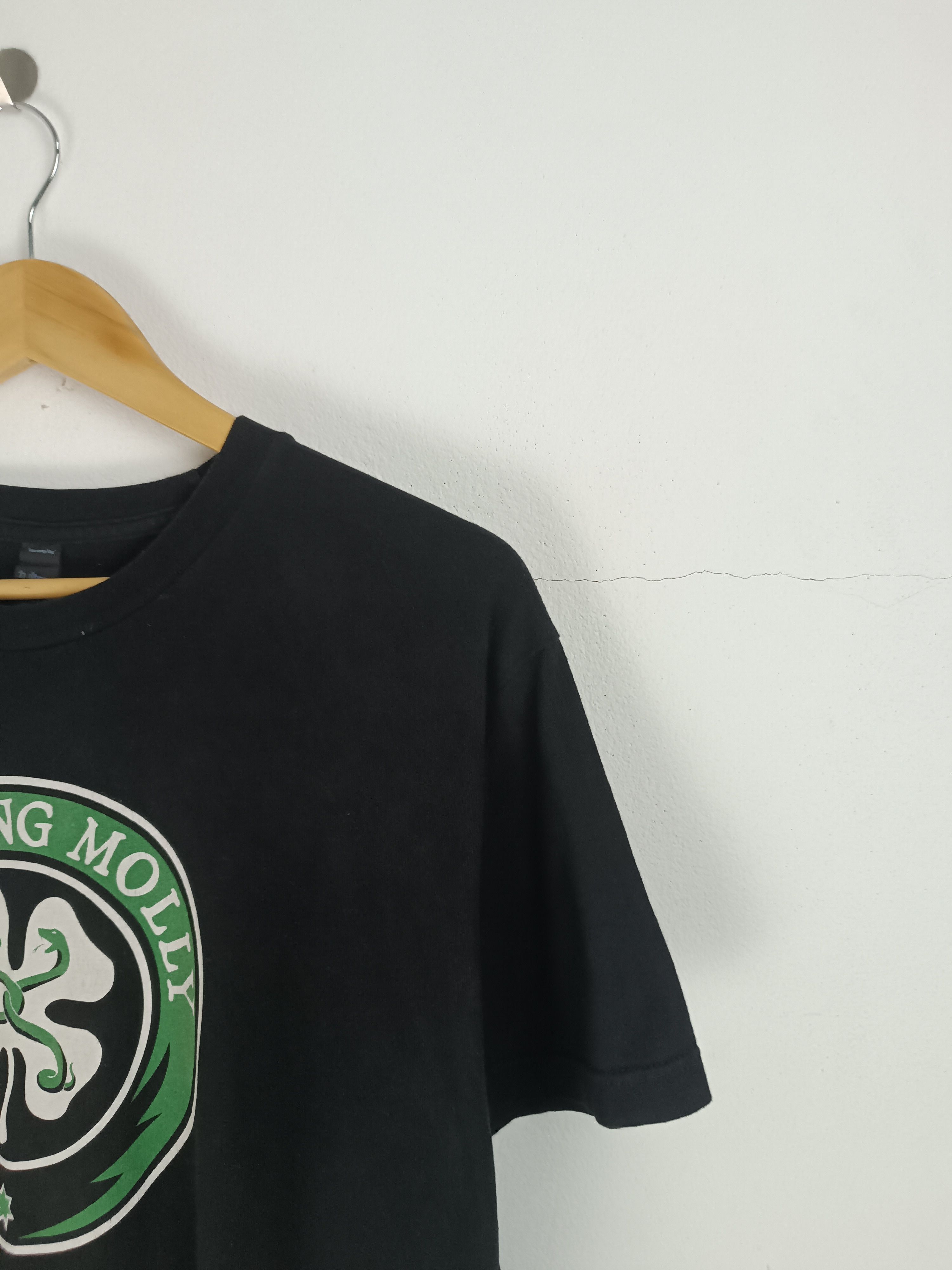 Band Tees VINTAGE FLOGGING MOLLY CELTIC PUNK IRISH LOGO TEE Size US L / EU 52-54 / 3 - 8 Thumbnail