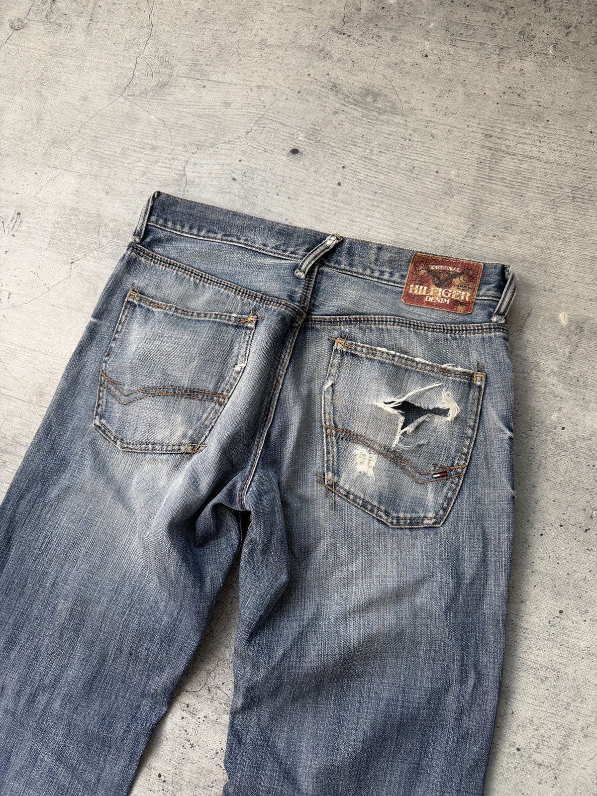 Tommy Hilfiger Vintage Tommy Hilfiger Jeans 34x34 Baggy Denim 90s Pants Size US 34 / EU 50 - 2 Thumbnail