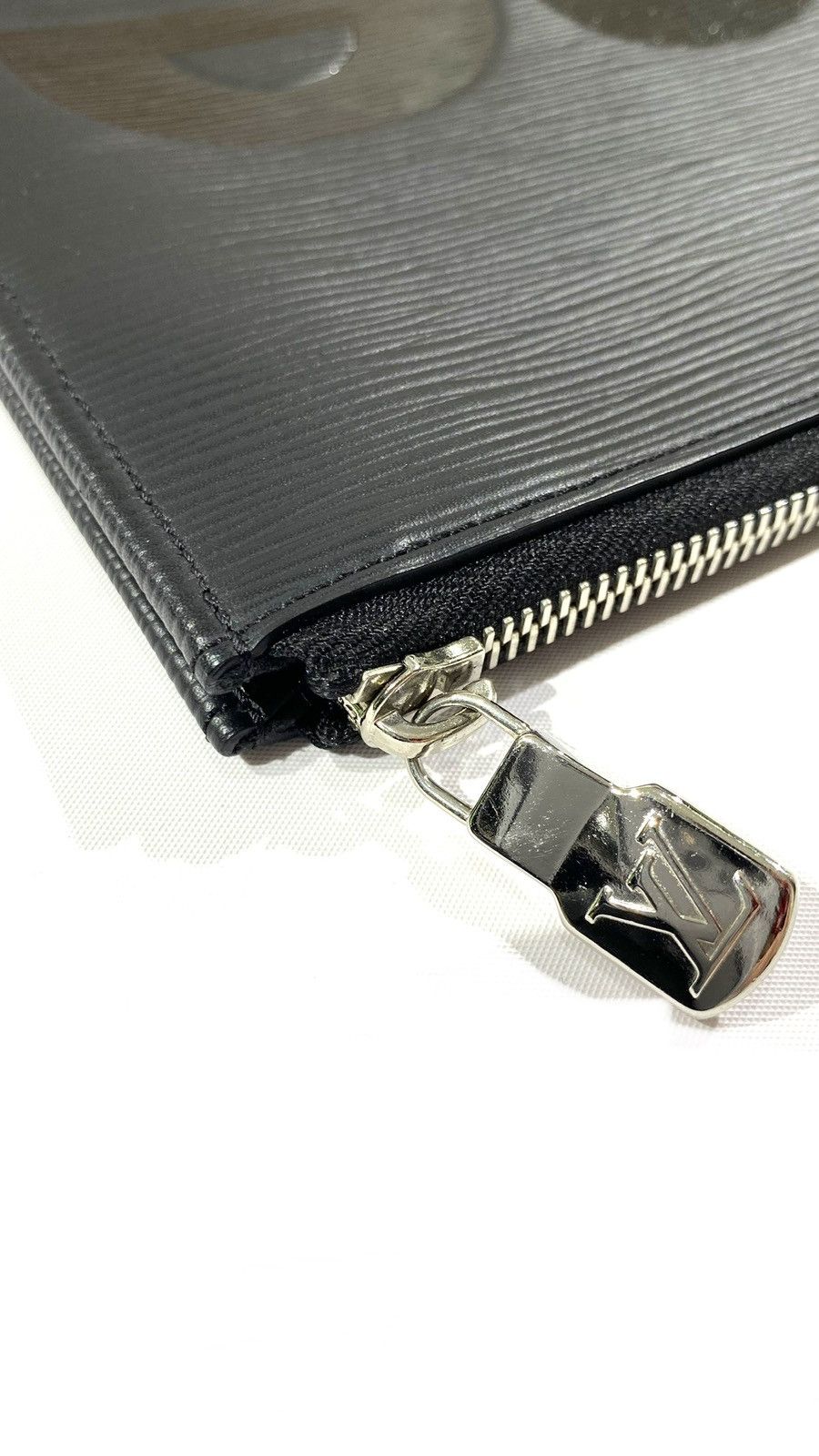 Louis Vuitton × Supreme Louis Vuitton X Supreme Pochette Black EPI Leather Size ONE SIZE - 10 Thumbnail