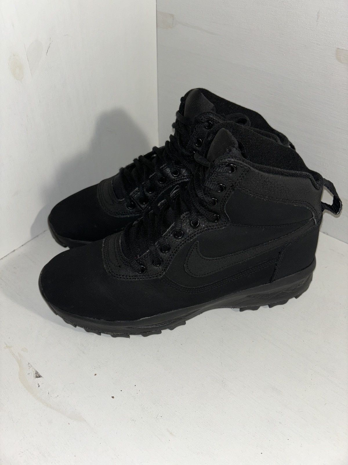 Nike manoadome black deals