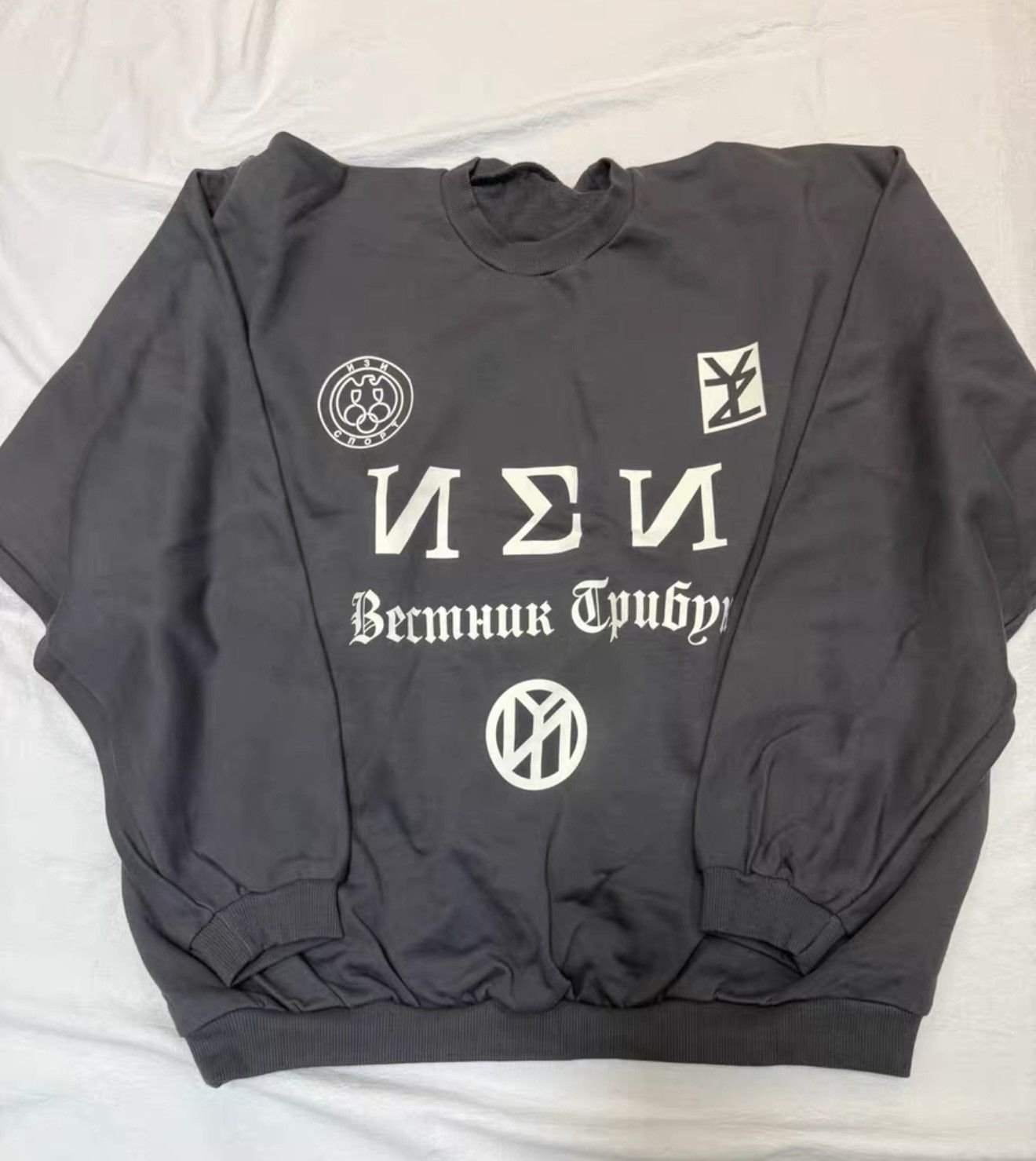 Yeezy yeezy SZNX ye Russian crewneck Shanghai china exclusive Size US L / EU 52-54 / 3 - 1 Thumbnail