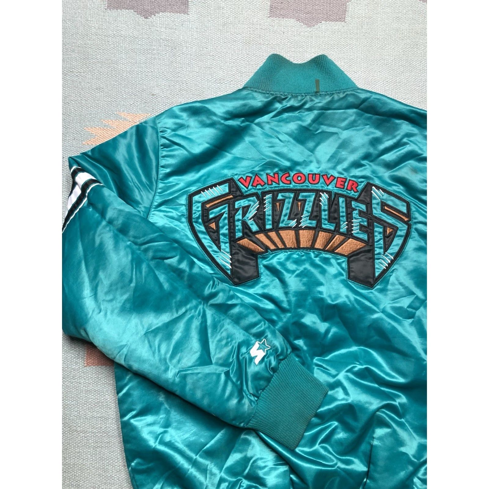 Starter Vintage Starter Satin Reversible Jacket NBA Grizzlies Medium User: Vintage Starter Satin Reversible Jacket NBA Grizzlies Medium Size US M / EU 48-50 / 2 - 2 Thumbnail