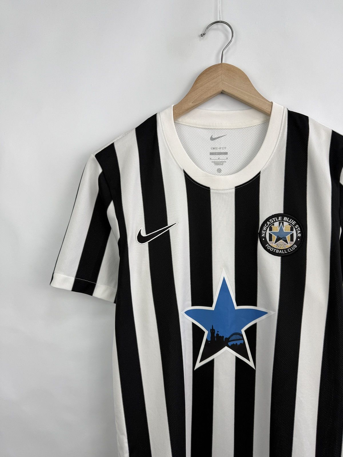Nike 🏴󠁧󠁢󠁥󠁮󠁧󠁿 Nike 2018 NewCastle United Blue Star Shirt Football Jersey Size US M / EU 48-50 / 2 - 2 Thumbnail