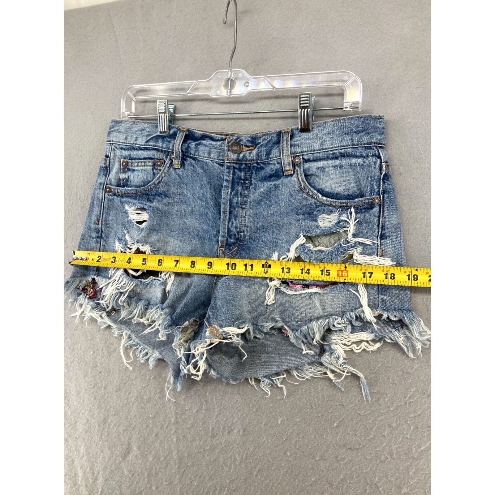 Vintage We The Free Womens Shorts 27 Distroyed Raw Hem Festival Denim Blue 5-Pocket Cut-Off Street Bohemian Festival Womens Size 27" / US 4 / IT 40 - 3 Thumbnail