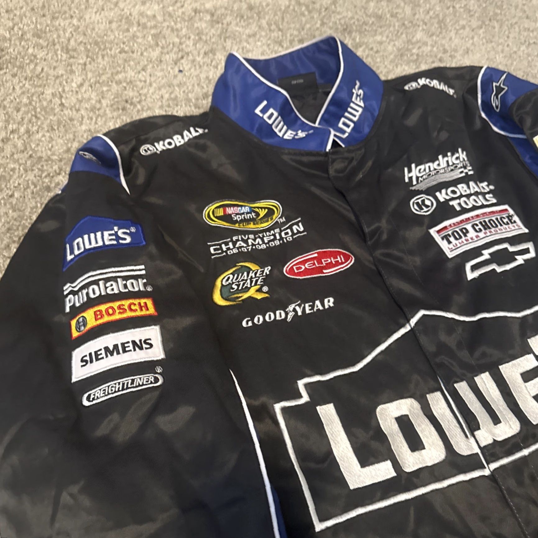 Chase Authentics Nascar Racing Lowe’s Jimmie Johnson 2011 Snap Front Jacket XL Men Polyester Blue Bomber Snap Front Chase Authentics Racing Mens XL Size US XL / EU 56 / 4 - 6 Thumbnail