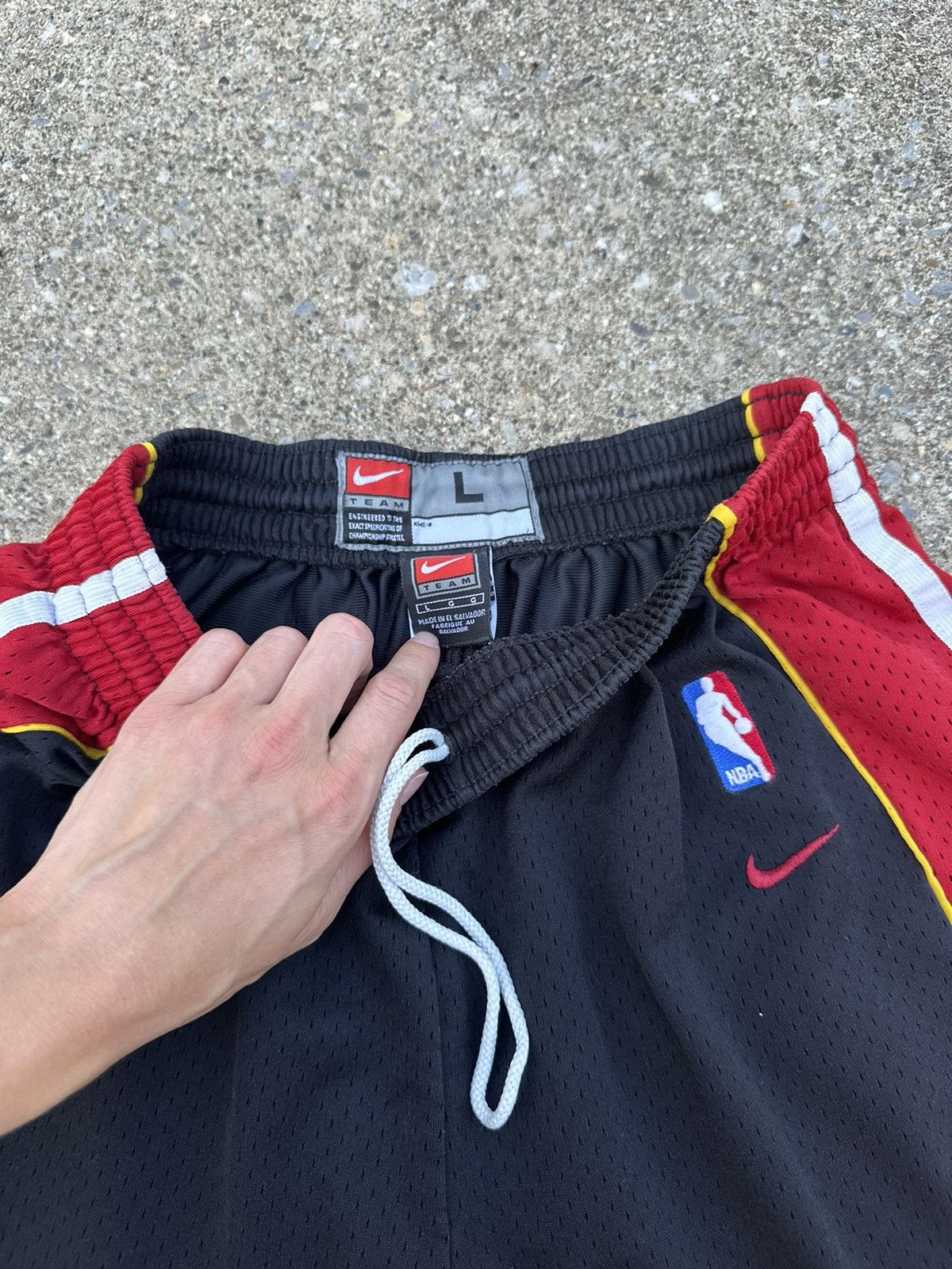 Nike Vintage Miami Heat Nike basketball shorts Size US 30 / EU 46 - 2 Thumbnail