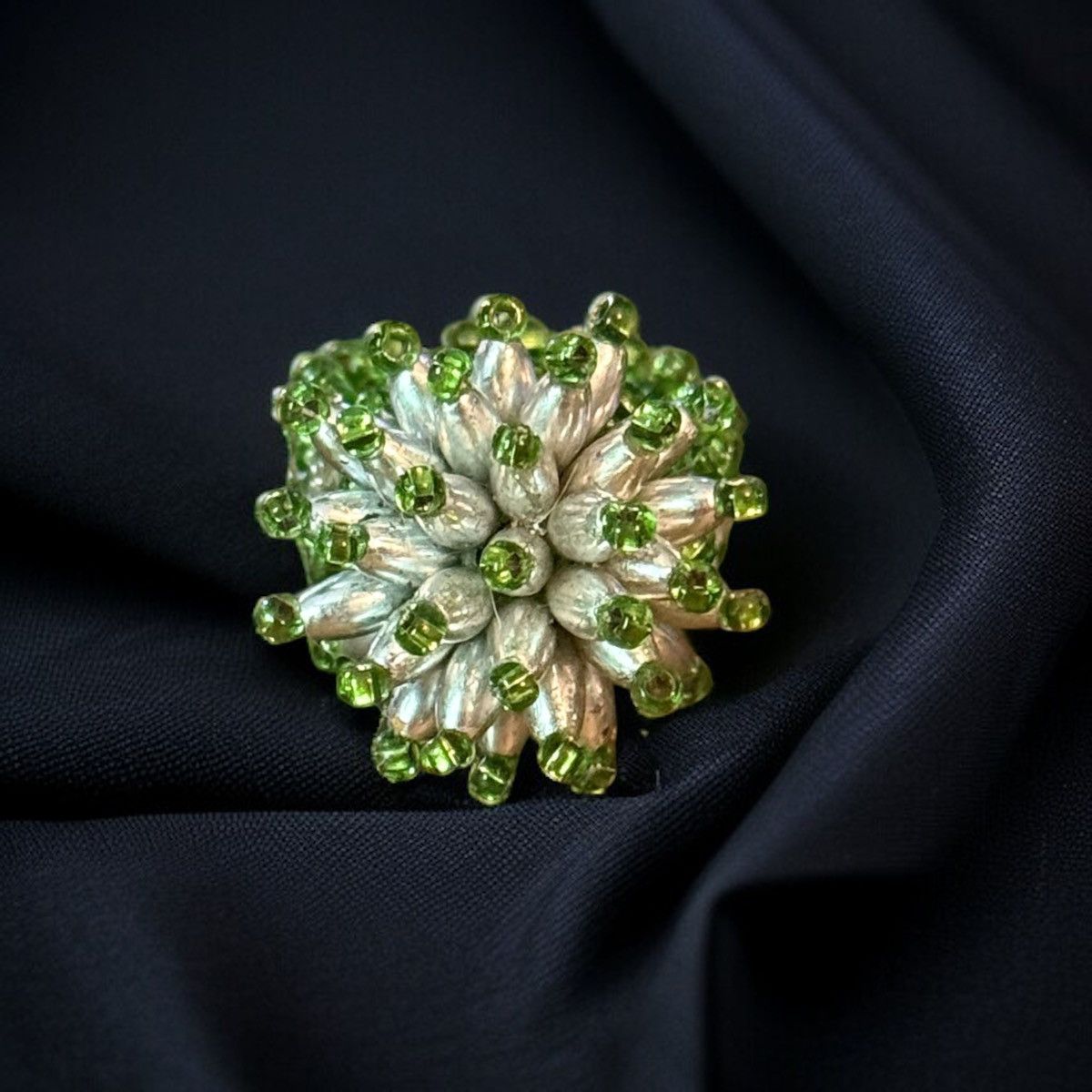 Vintage Vintage green and silver woven beaded starburst ring Size ONE SIZE - 1 Thumbnail