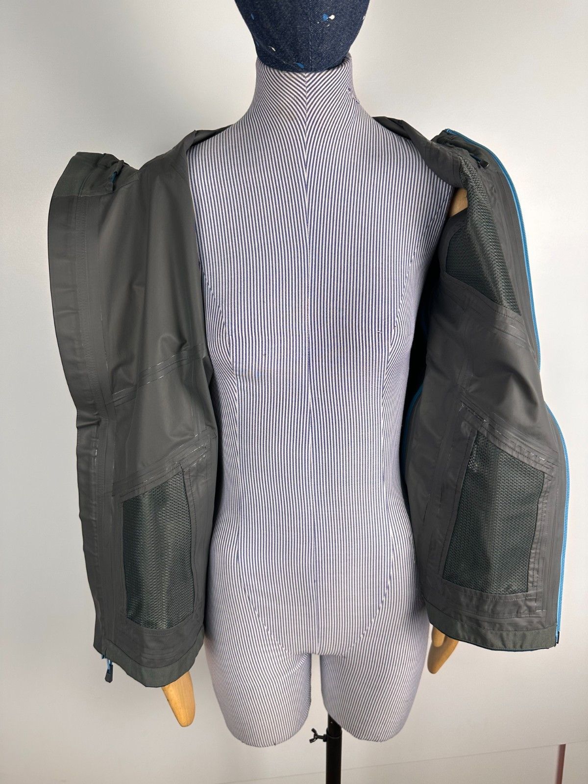 Outdoor Research Outdoor Research Foray Gore-Tex Jacket Waterproof Blue Sz S Size S / US 4 / IT 40 - 9 Thumbnail