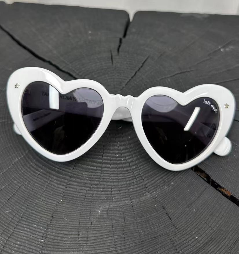 Takahiromiyashita The Soloist. TAKAHIROMIYASHITA the Soloist Love sunglasses2412-Nextarrow Size ONE SIZE - 3 Thumbnail