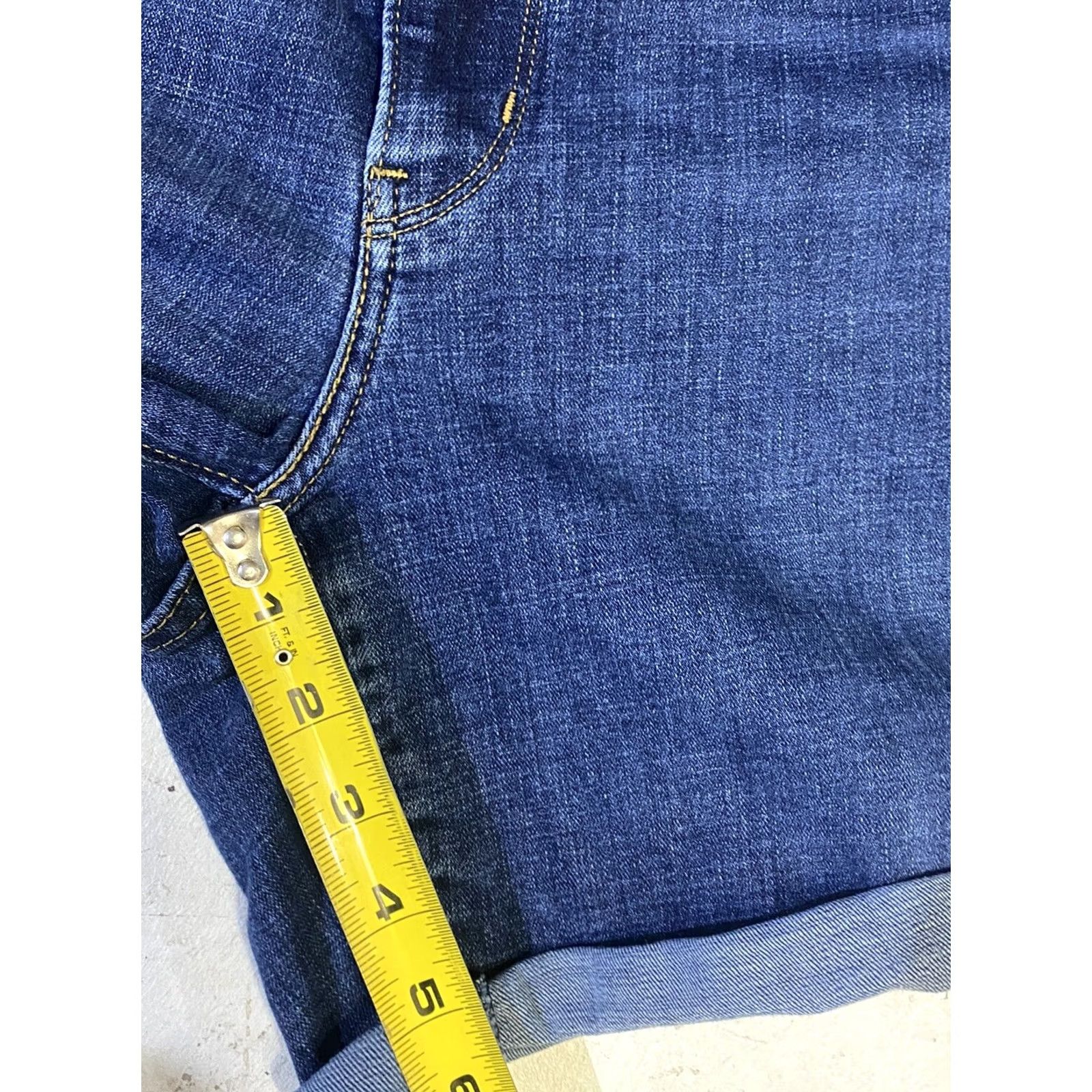 Levi's VINTAGE none? No. Levi's Bermuda Jean Shorts Woman Blue Medium Wash 30? Size 30" / US 8 / IT 44 - 2 Thumbnail