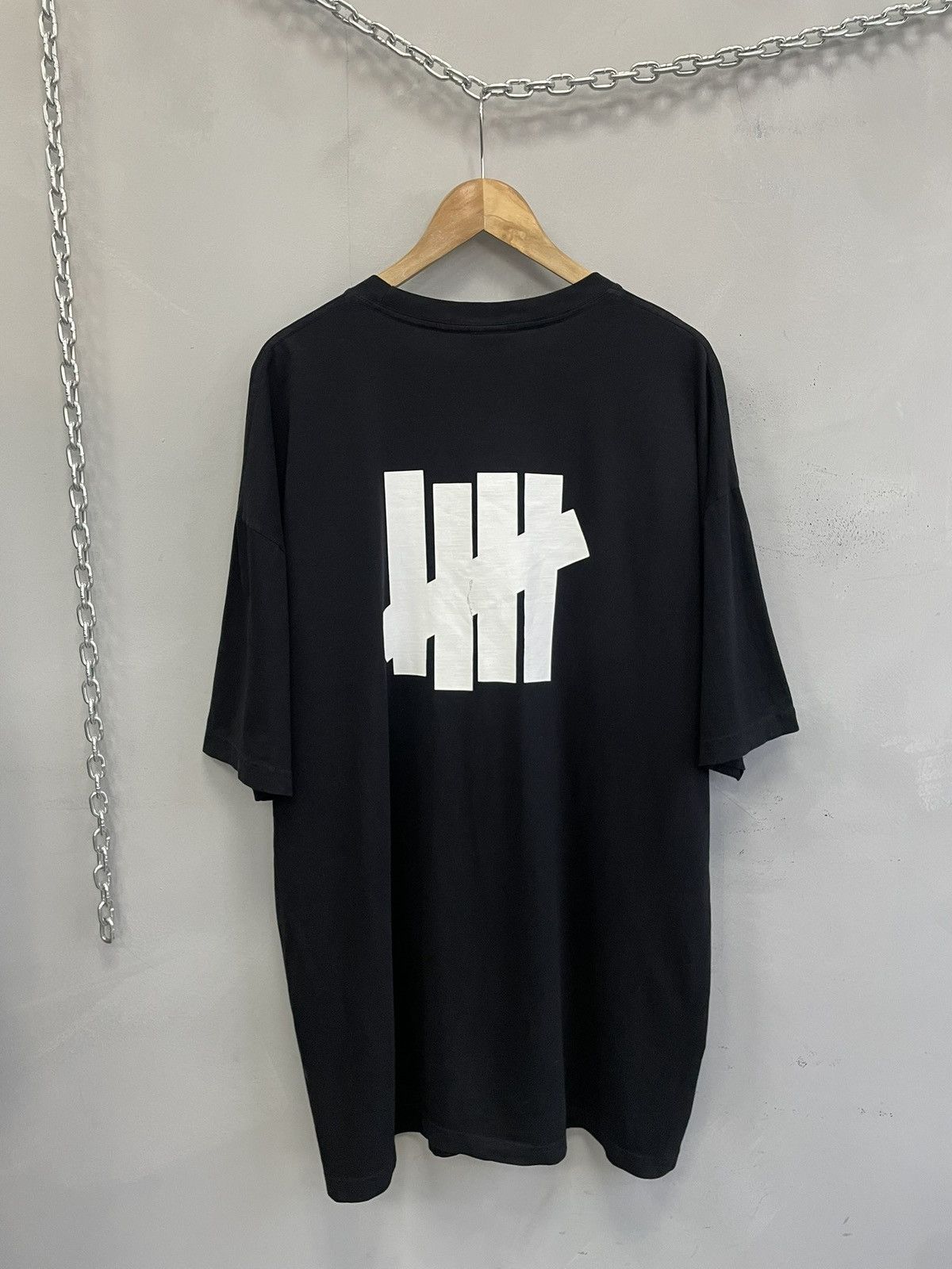 Undefeated Undefeated black oversized logo tee streetwear essential Size US XXL / EU 58 / 5 - 1 Thumbnail