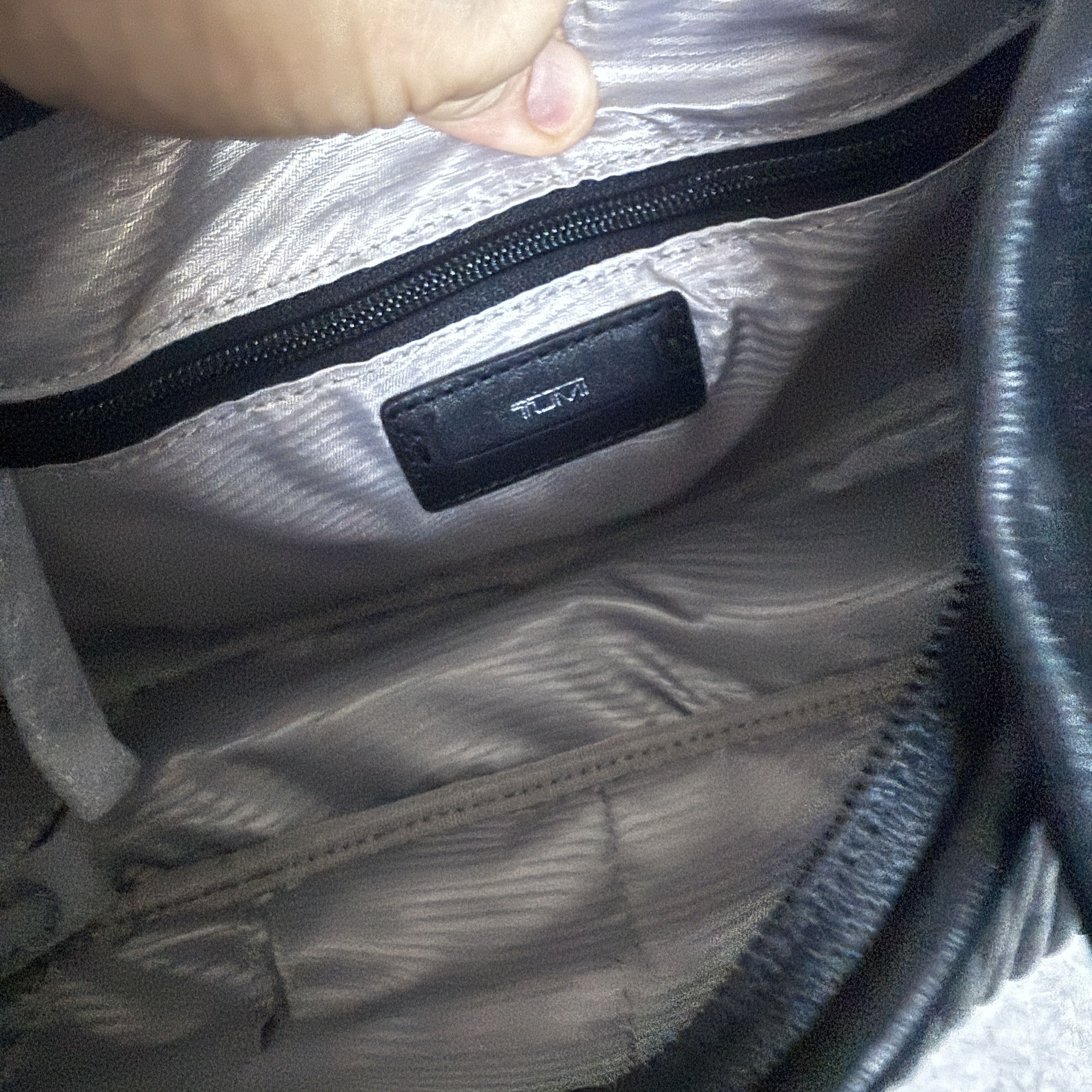 Tumi Tumi ASRA Black Leather SMALL Shoulder Bag - Ribbed texture Size ONE SIZE - 5 Thumbnail
