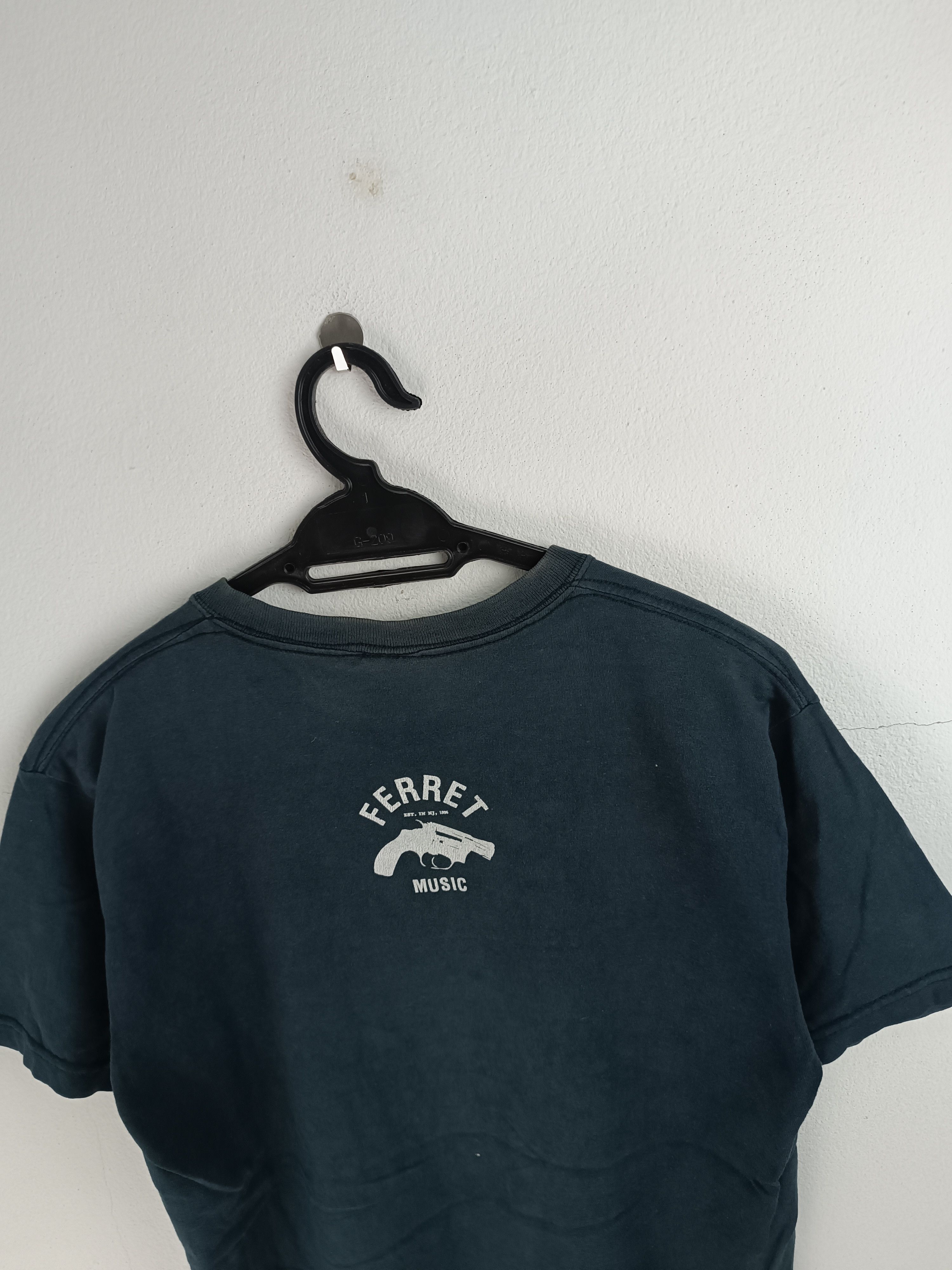 Band Tees VINTAGE 2000s THE DEVIL WEARS PRADA METALCORE VERY RARE Size US M / EU 48-50 / 2 - 16 Thumbnail