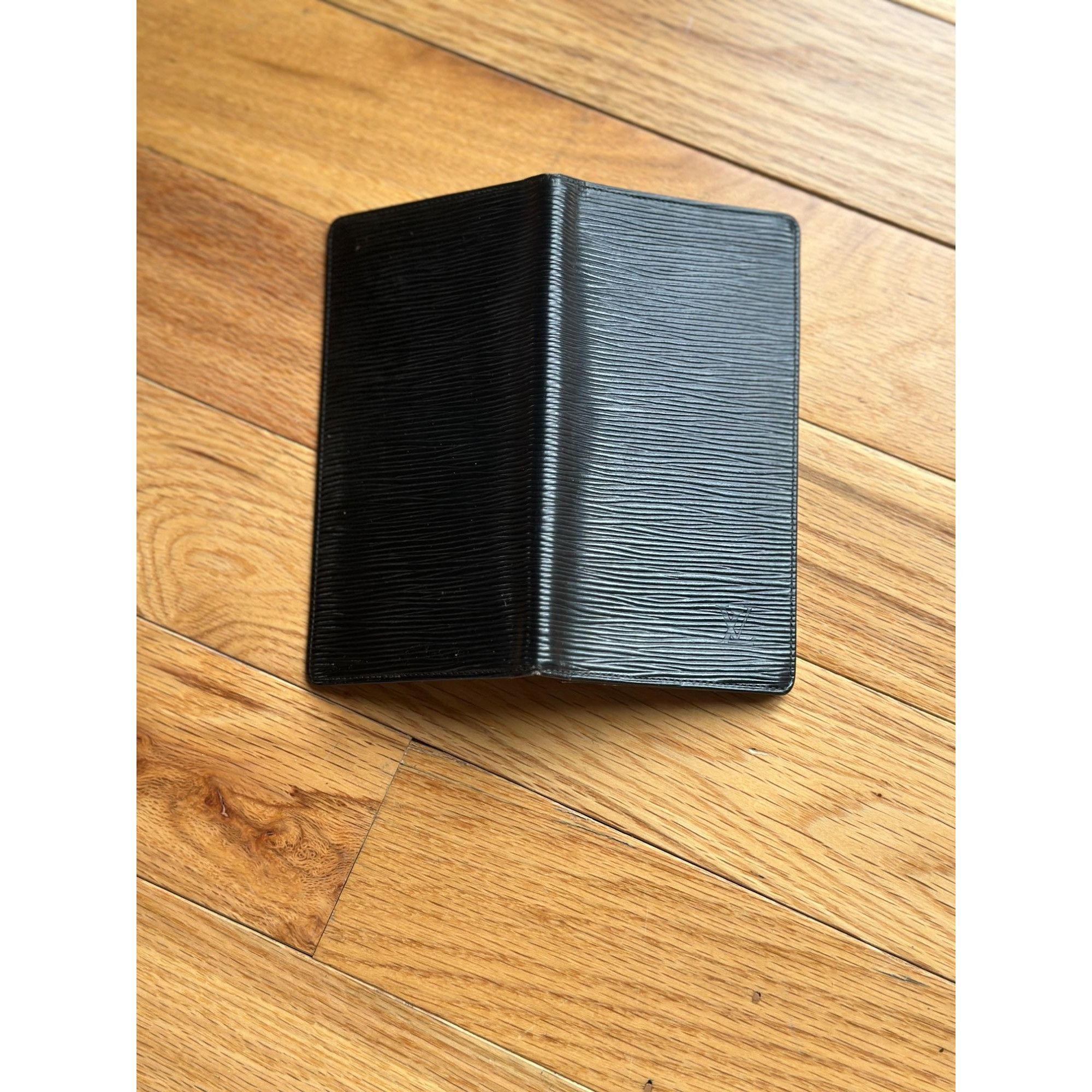 Louis Vuitton AUTHENTIC LOUIS VUITTON PORTE CARTES CREDIT M63212 NOIR EPI Size ONE SIZE - 4 Thumbnail